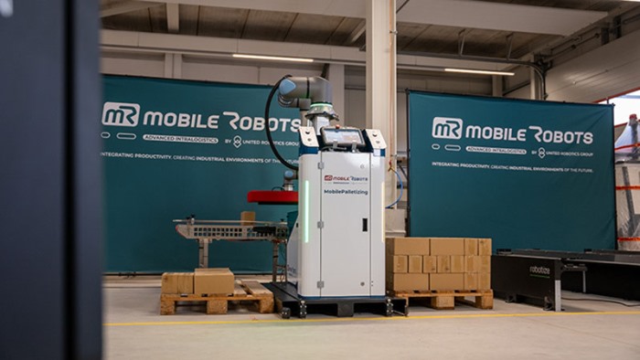 Der intuitiv bedienbare und flexibel einsetzbare Cobot Palettierer von mR MOBILE ROBOTS automatisiert die bislang mühsame manuelle Palettierung von Paketen bis zu 30 kg end-of-line, Bild: mR MOBILE ROBOTS