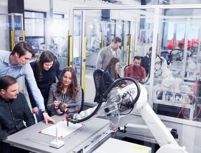 ABB erweitert sein globales Bildungsprogramm aus über 100 Hochschulen mit der Eröffnung neuer Schulungseinrichtungen für Robotik und Automation