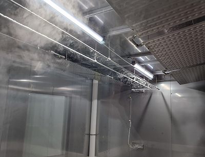 Verschiedene spezialisierte Räume wie der Kühlraum bei minus 80 Grad Celsius sorgen für eine optimale Lagerung der IDT Biologika