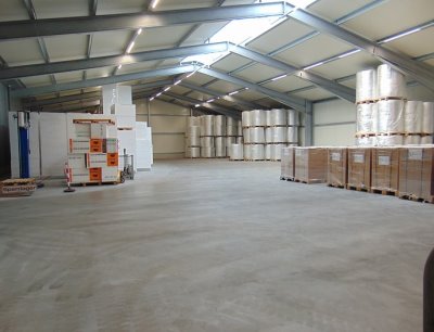 In der neuen Produktions- und Lagerhalle stellt Ecocool Kühlelemente und Transportverpackungen her