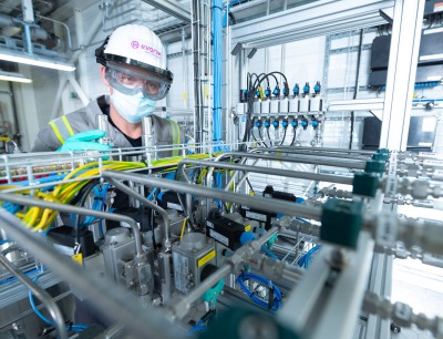 Evonik-Chemikant Sven Gjerrud am Chromatographen in der Lipid- Produktion in Hanau
