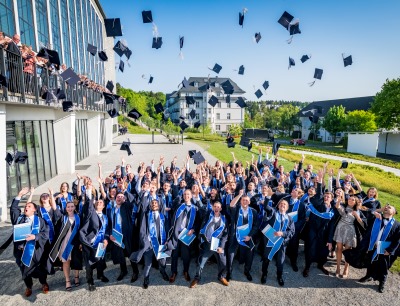 100 junge Akademiker feierten ihren Studienabschluss an der Provadis Hochschule