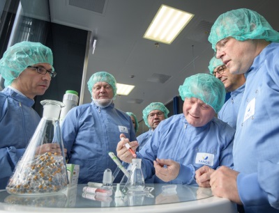 Bundesgesundheitsminister Hermann Gröhe testet einen Insulin-Pen bei Sanofi