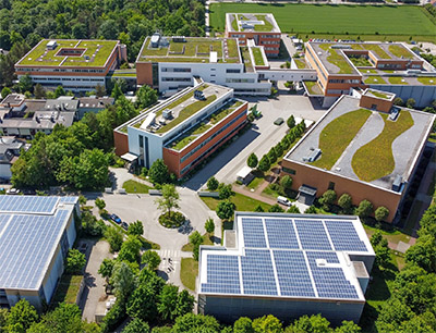 Mit Maßnahmen wie Photovoltaikanlagen auf den Parkhausdächern reduziert die Schreiner Group seit vielen Jahren ihren CO2-Ausstoß