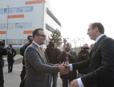 Dr. Ronald Seeliger, CEO von Hemofarm und der serbische Premierminister Aleksandar Vučić auf der Einweihungsfeier