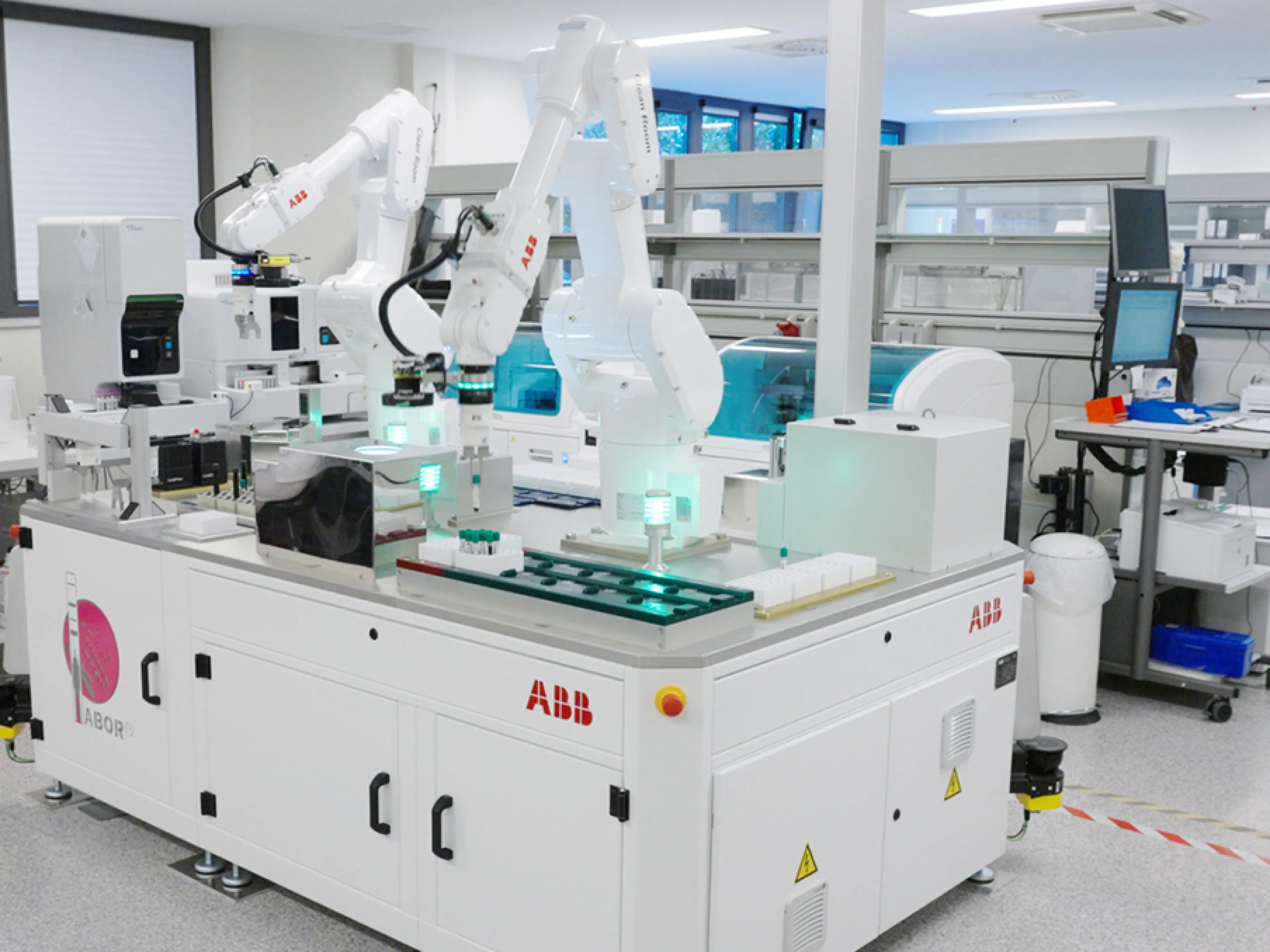 Die MVZ Medizinische Labore Dessau Kassel und ABB haben mit dem Lab Table II eine kostengünstige und kompakte Lösung für die automatisierte Prozessierung der Blutproben im klinischen Labor erarbeitet. Das System erreicht einen Durchsatz von maximal 160 Proben pro Stunde, Bild: ABB Die MVZ Medizinische Labore Dessau Kassel GmbH und ABB haben mit dem Lab Table II eine kostengünstige und kompakte Lösung für die automatisierte Prozessierung der Blutproben im klinischen Labor erarbeitet. Das System erreicht einen Durchsatz von maximal 160 Proben pro Stunde