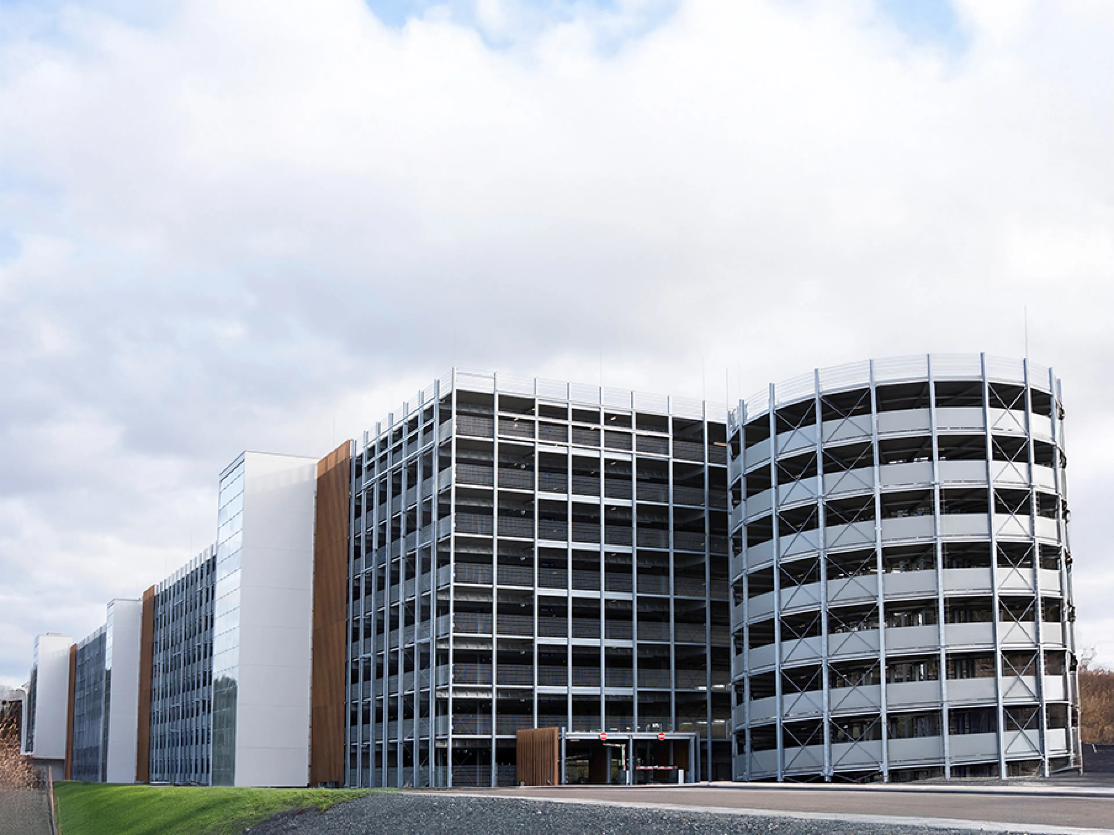Die Einweihung des neuen nachhaltigen Parkhauses fand am 28. Februar 2025 am Pharma und Life Science Parc in Marburg statt. Vertreter aus Politik, Wirtschaft und Wissenschaft feierten gemeinsam mit Pharmaserv diesen Meilenstein
