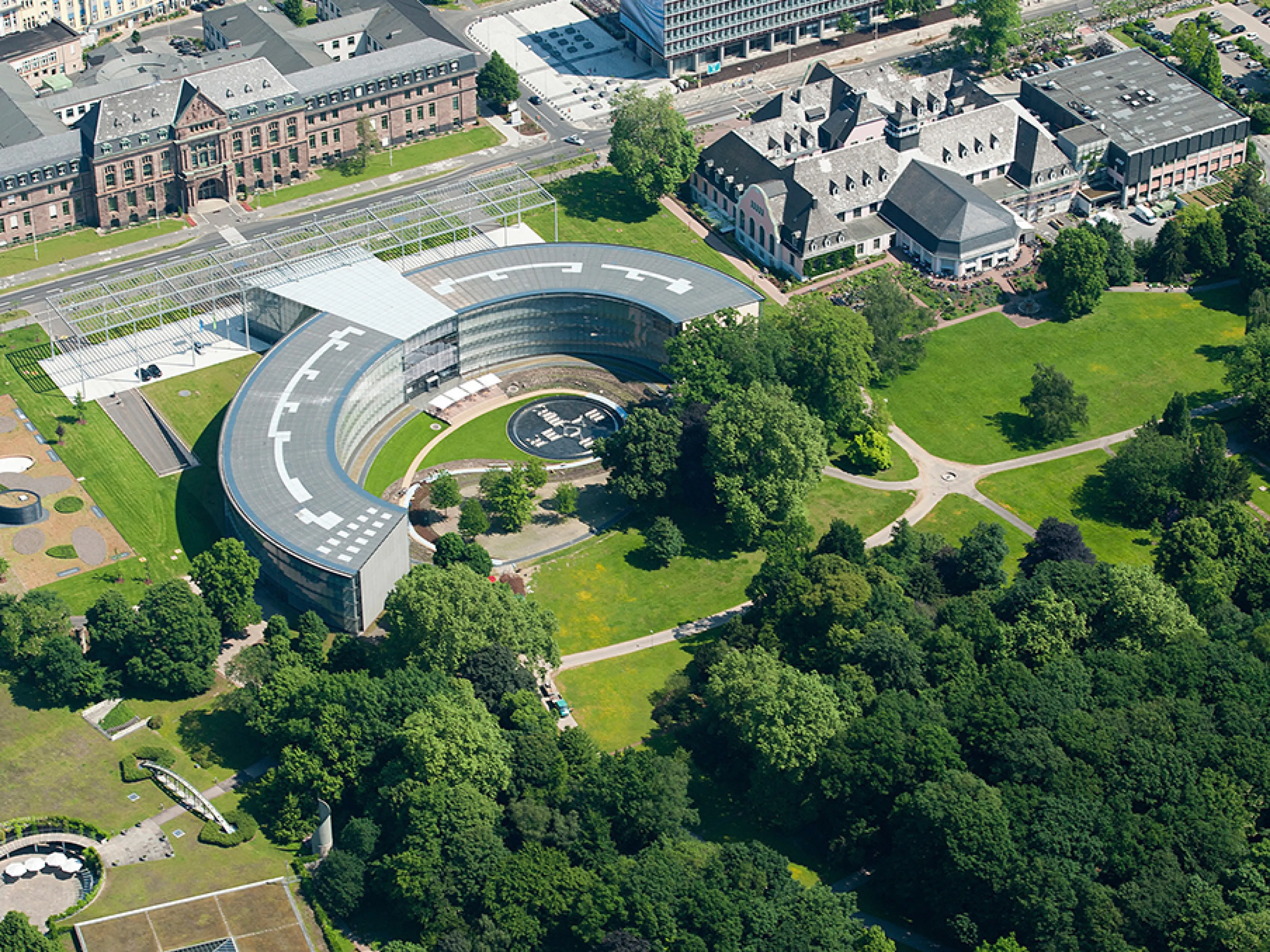 Aus der Vogelperspektive: Die Bayer Konzernzentrale in Leverkusen im Carl-Duisberg-Park