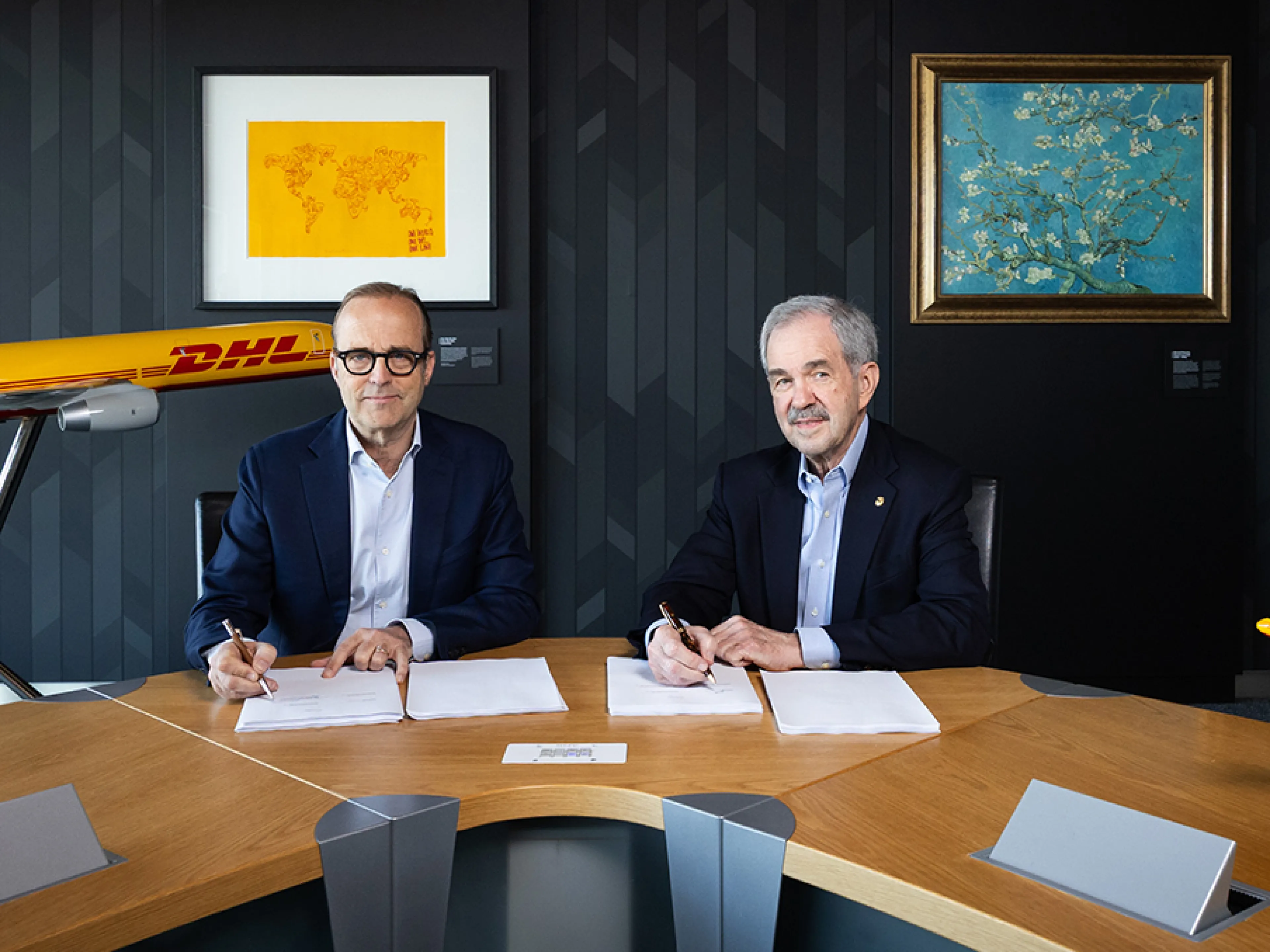 v.l.n.r.: Oscar de Bok, CEO von DHL Supply Chain, und Jerrell Shelton, CEO von Cryoport, besiegeln den Deal zur Übernahme von Cryo-DPD