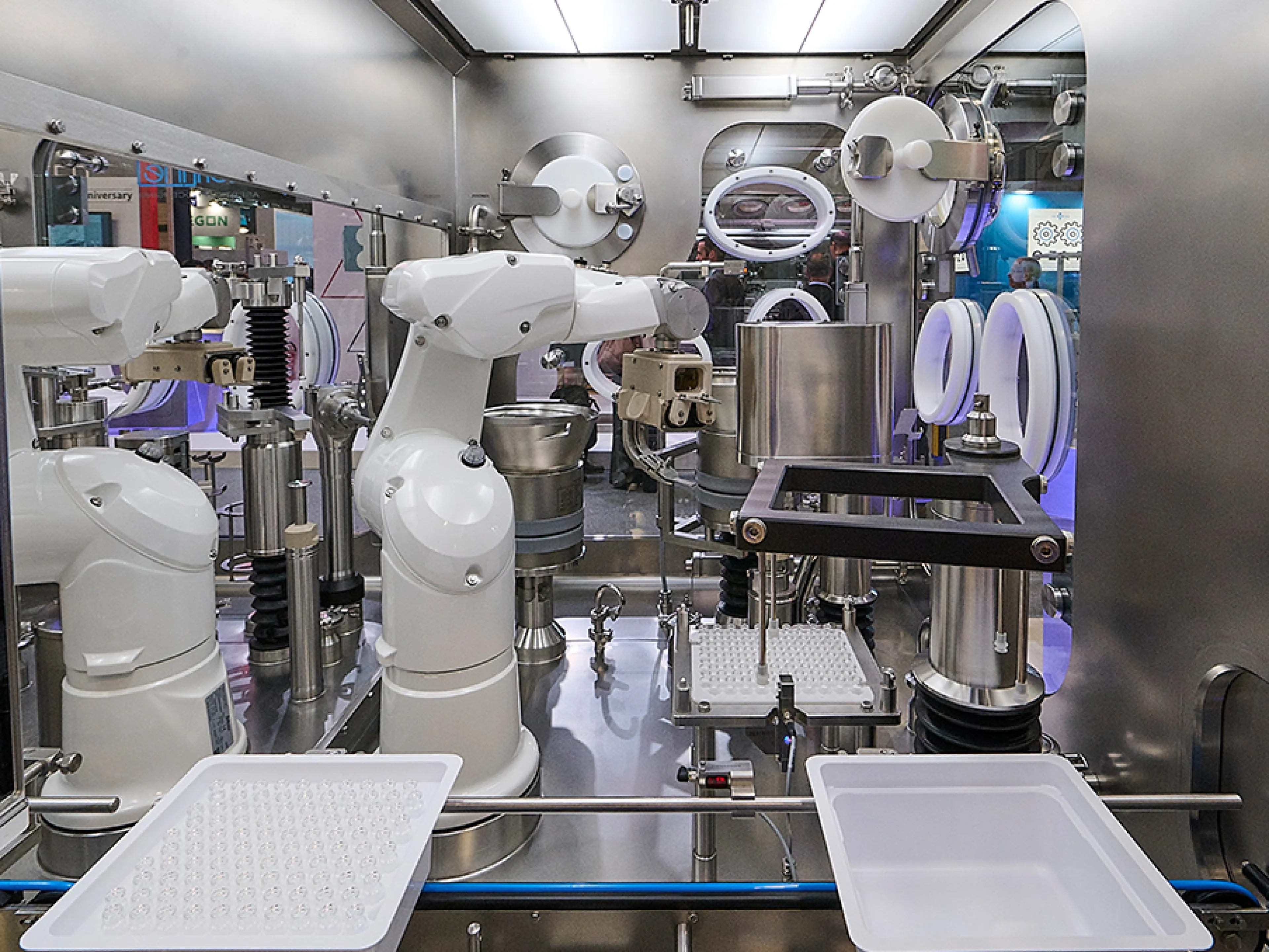Blick in das Innenleben der neuen Abfüllmaschine von Steriline, in der Roboter, Magnetschwebetechnik und ein doppelwandiges Isolationssystem kombiniert werden