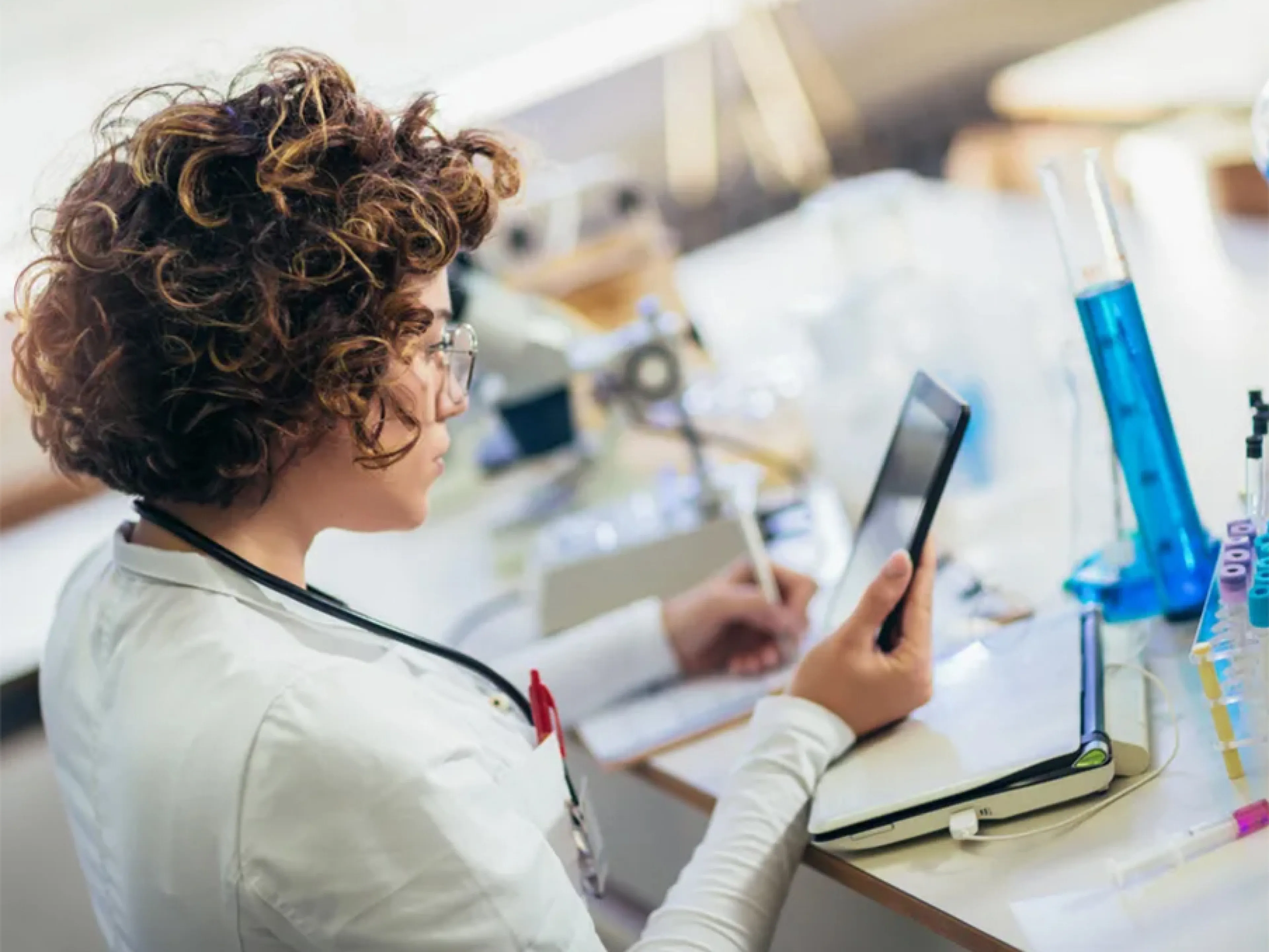 Siemens erweitert KI-gestütztes Siemens Xcelerator-Portfolio im Bereich Life Sciences und schafft einen durchgängigen digitalen Faden, der Daten aus Forschung und Entwicklung bis hin zur Produktion miteinander verknüpft, Bild: Siemens Siemens erweitert KI-gestütztes Siemens Xcelerator-Portfolio im Bereich Life Sciences und schafft einen durchgängigen digitalen Faden, der Daten aus Forschung und Entwicklung bis hin zur Produktion miteinander verknüpft