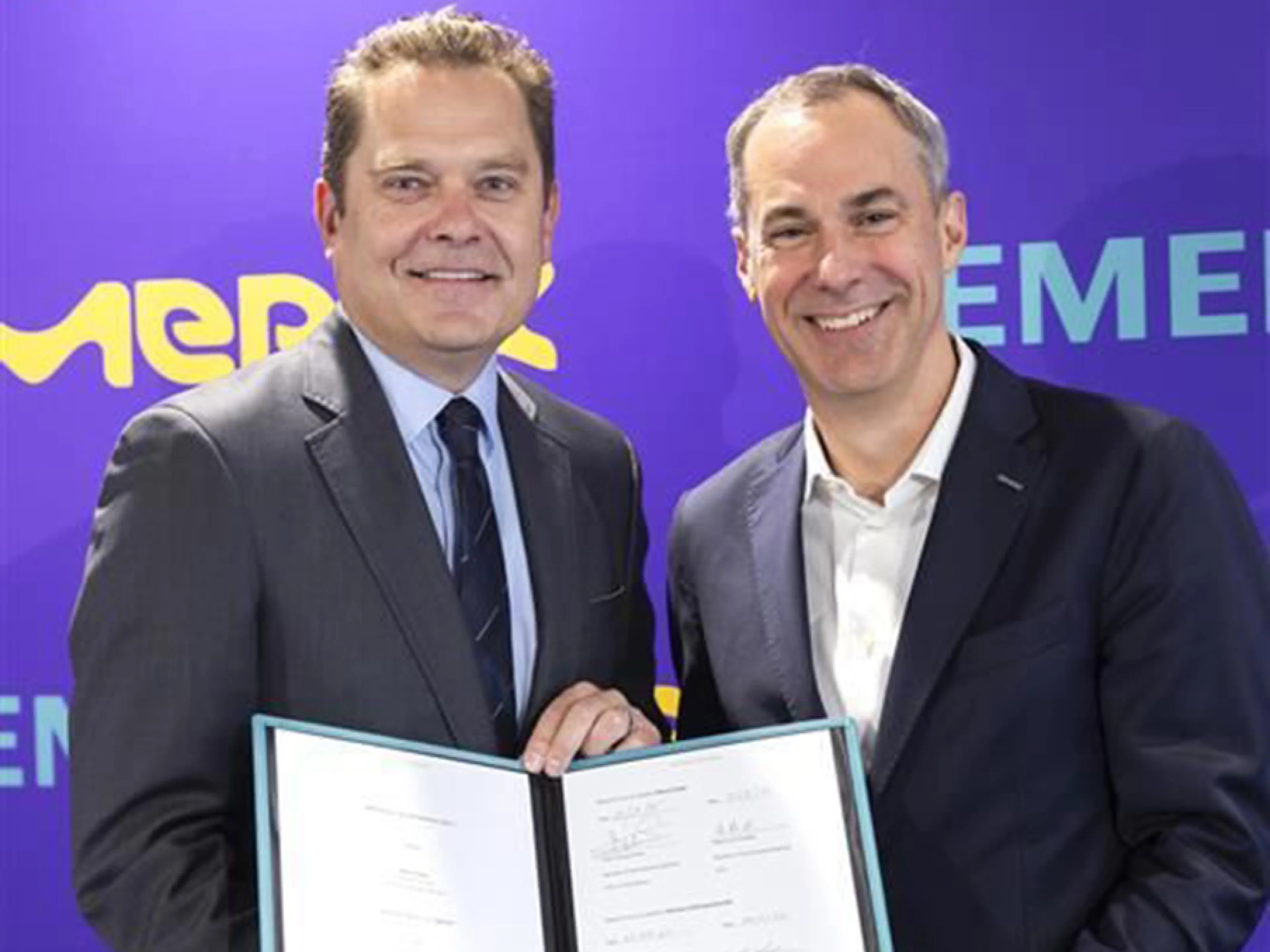Siemens und Merck bauen strategische Partnerschaft aus: Jean-Charles Wirth, Mitglied der Geschäftsleitung von Merck und CEO Life Science und Cedrik Neike, Mitglied des Vorstands Siemens und CEO von Siemens Digital Industries