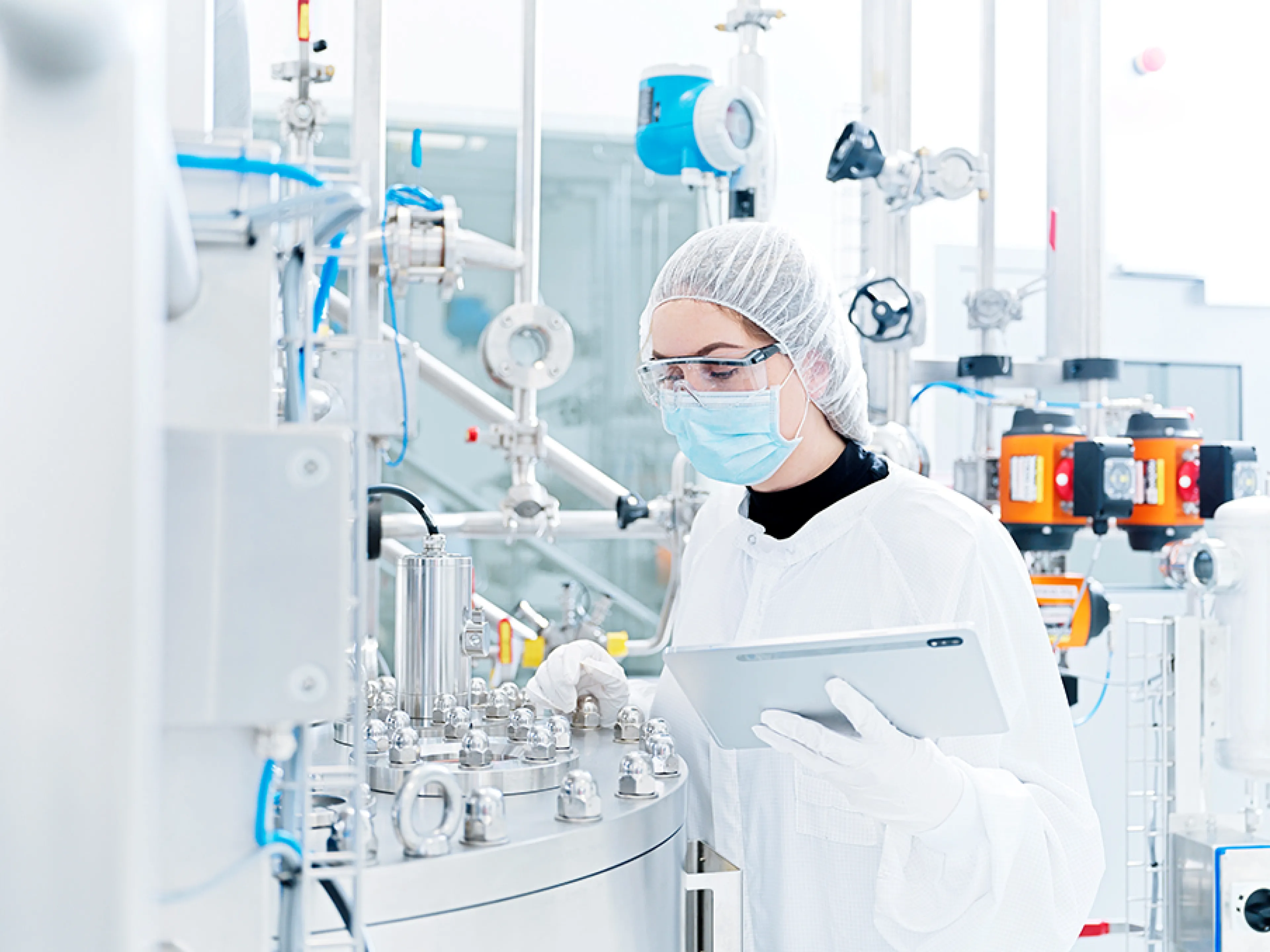 Spiegltec Mitarbeiterin an einer Pharma-Industrieanlage 