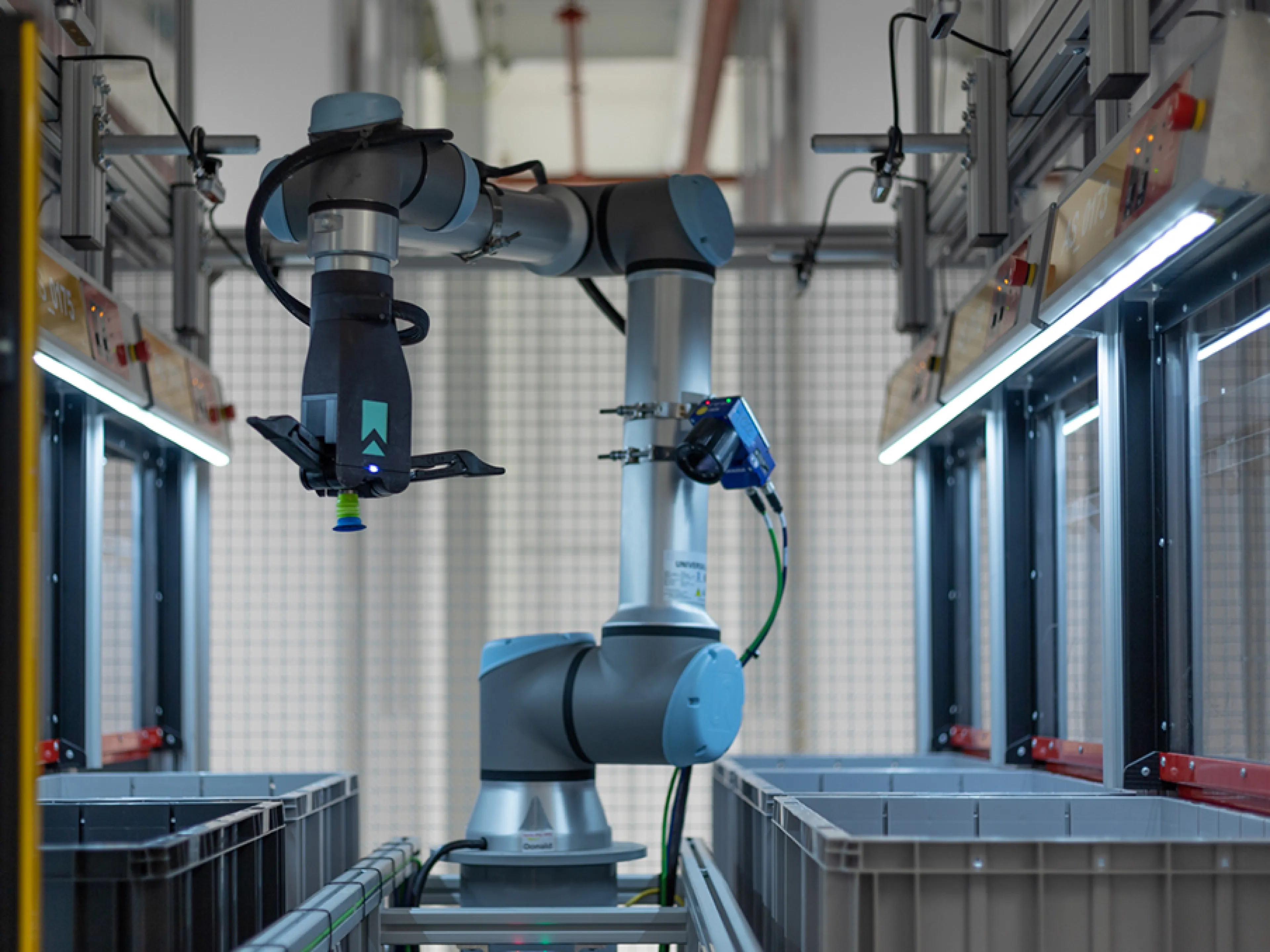 Pharmalogistik: Die KI-basierten Kommissionierungen werden bei „apo.com“ Group von 17 KI-basierten Pickzellenrobotern vollständig automatisiert ausgeführt