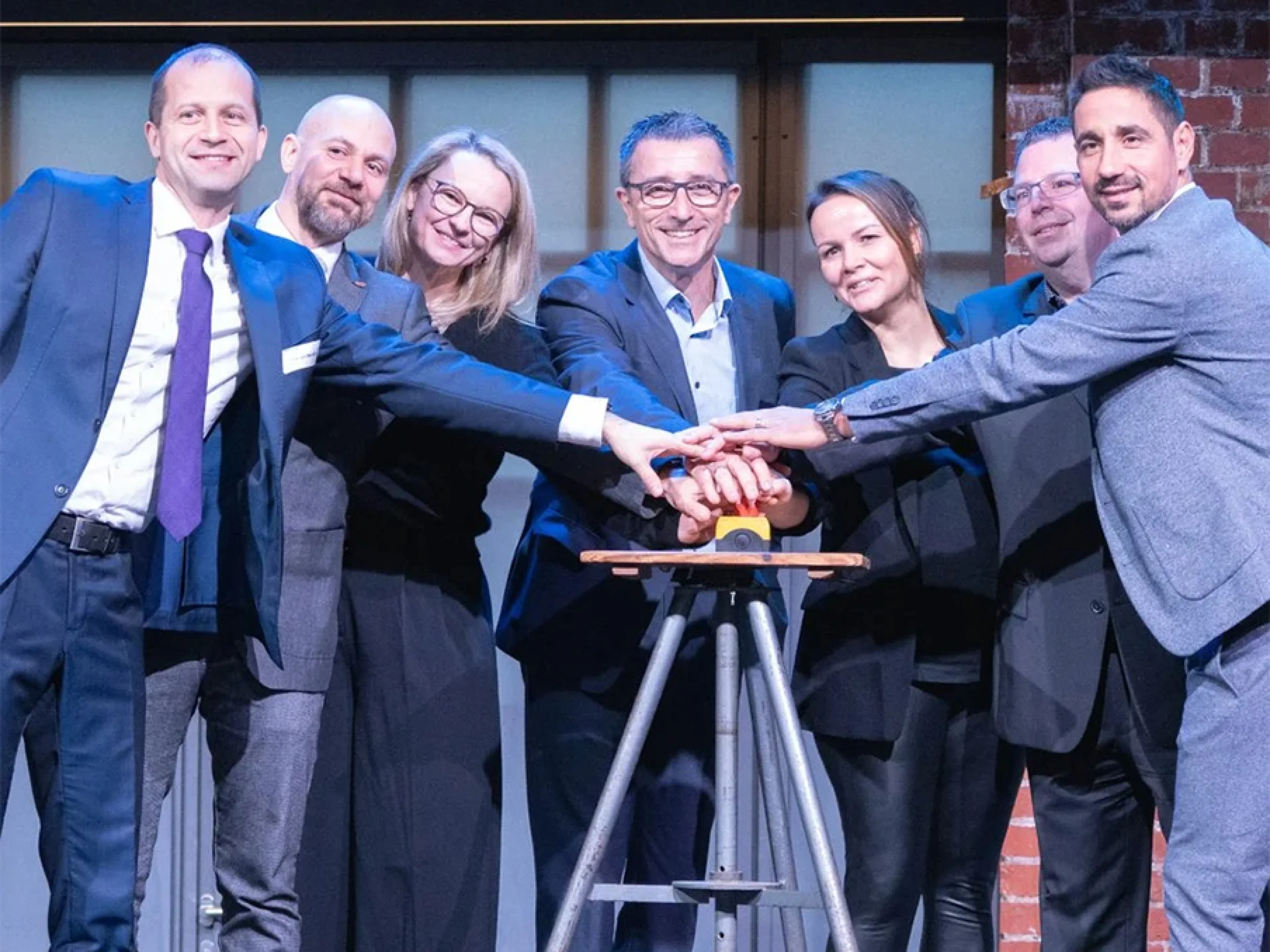 Startschuss für Innexis: Marián Bendík, Geschäftsführer Pharmapark Ort; Stephan Rauwald, Geschäftsführer Pharmapark Jena, Kerstin von Heemskerck, Director CorpComm; Martin Egger, CEO; Antje Lobisch, CFO; Markus Sauerbier, Leiter GB Site Management und Manuel Sierra-Garcia, Leiter Geschäftsbereich Logistics