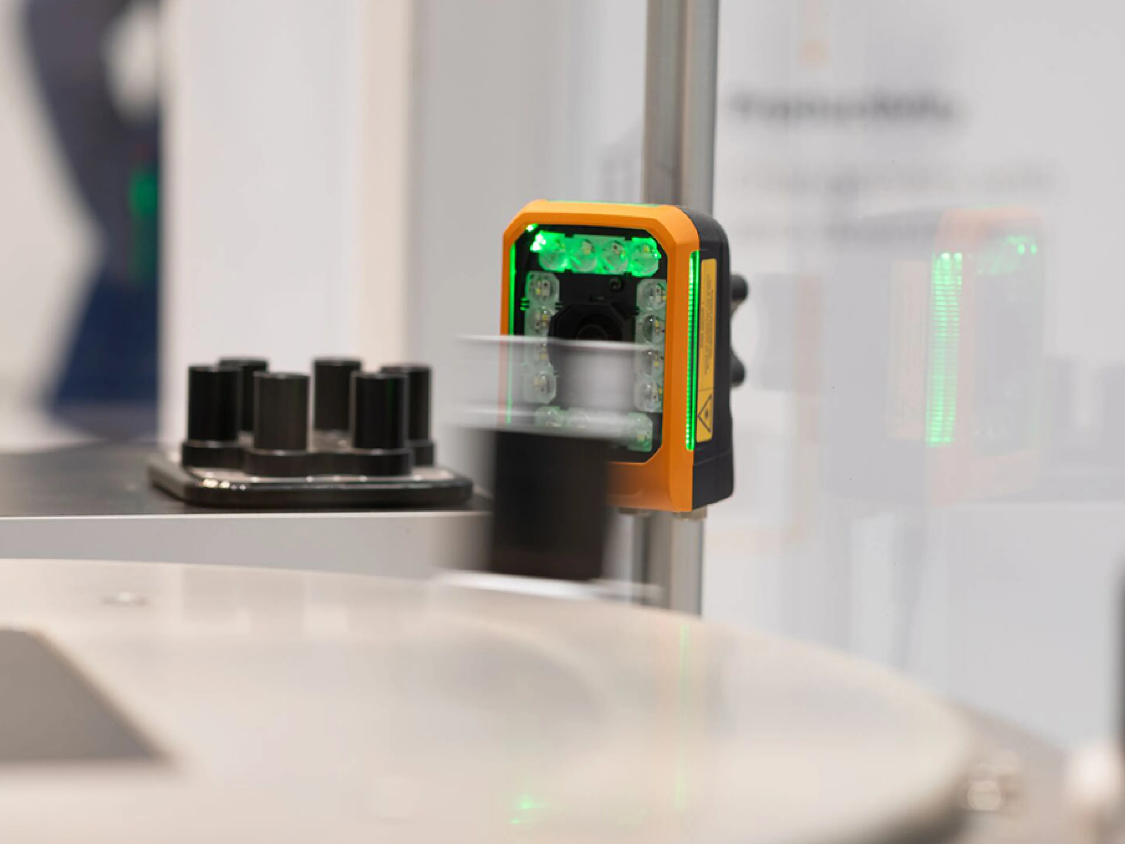 Verpackungsautomatisierung neu gedacht: B&R zeigt adaptive Lösungen auf der Interpack 2026. Ein Vision-System mit zwei Kameras übernimmt Positionserkennung, Qualitätsprüfung und Bildauswertung