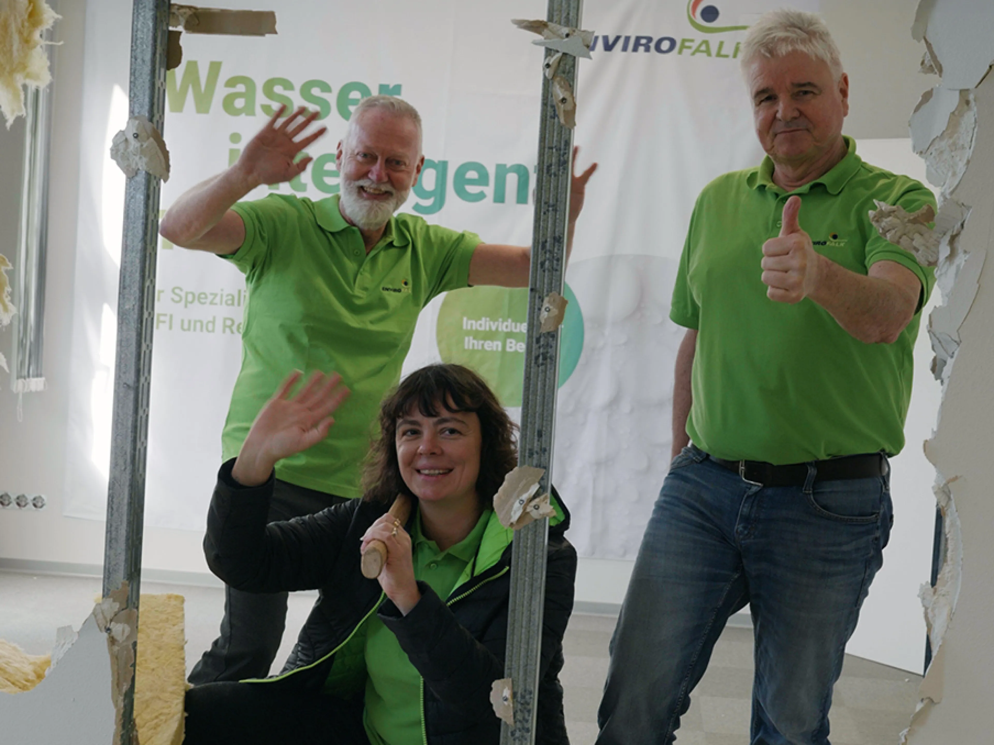 Standorterweiterung mit symbolischem Mauerdurchbruch durch die Geschäftsleitung, v.l.n.r.: Steffen Kern, Eva Bitter und Ulrich Träger von Envirofalk Pharmawatersystems