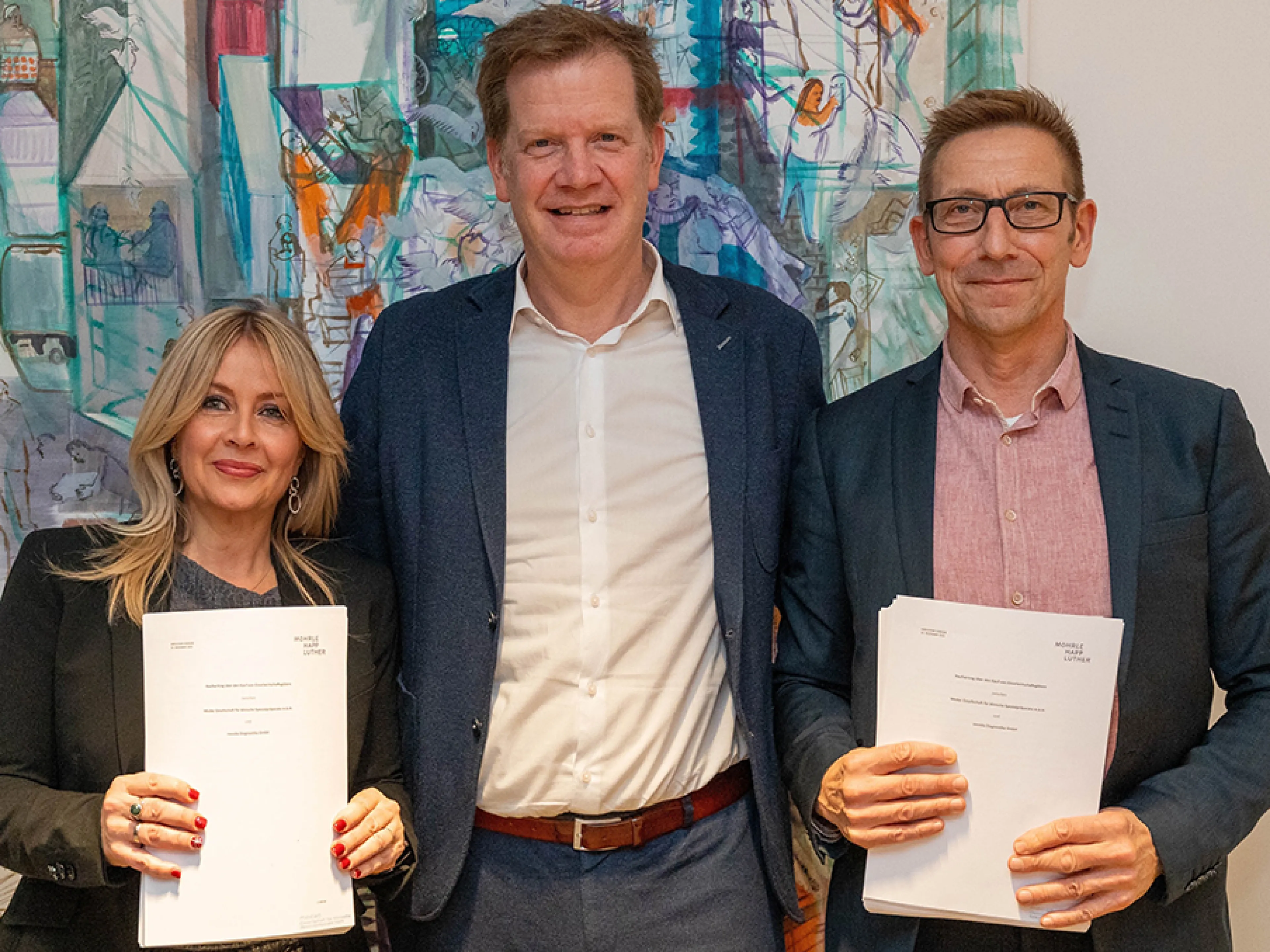 v.l.n.r.: Susane Gómara Munoz von Mevida, Medac CEO Frank Lucaßen und Stefan Linder von Mevida bei der Vertragsunterzeichnung des Management Buy-Outs zur Übernahme des Diagnostikgeschäfts