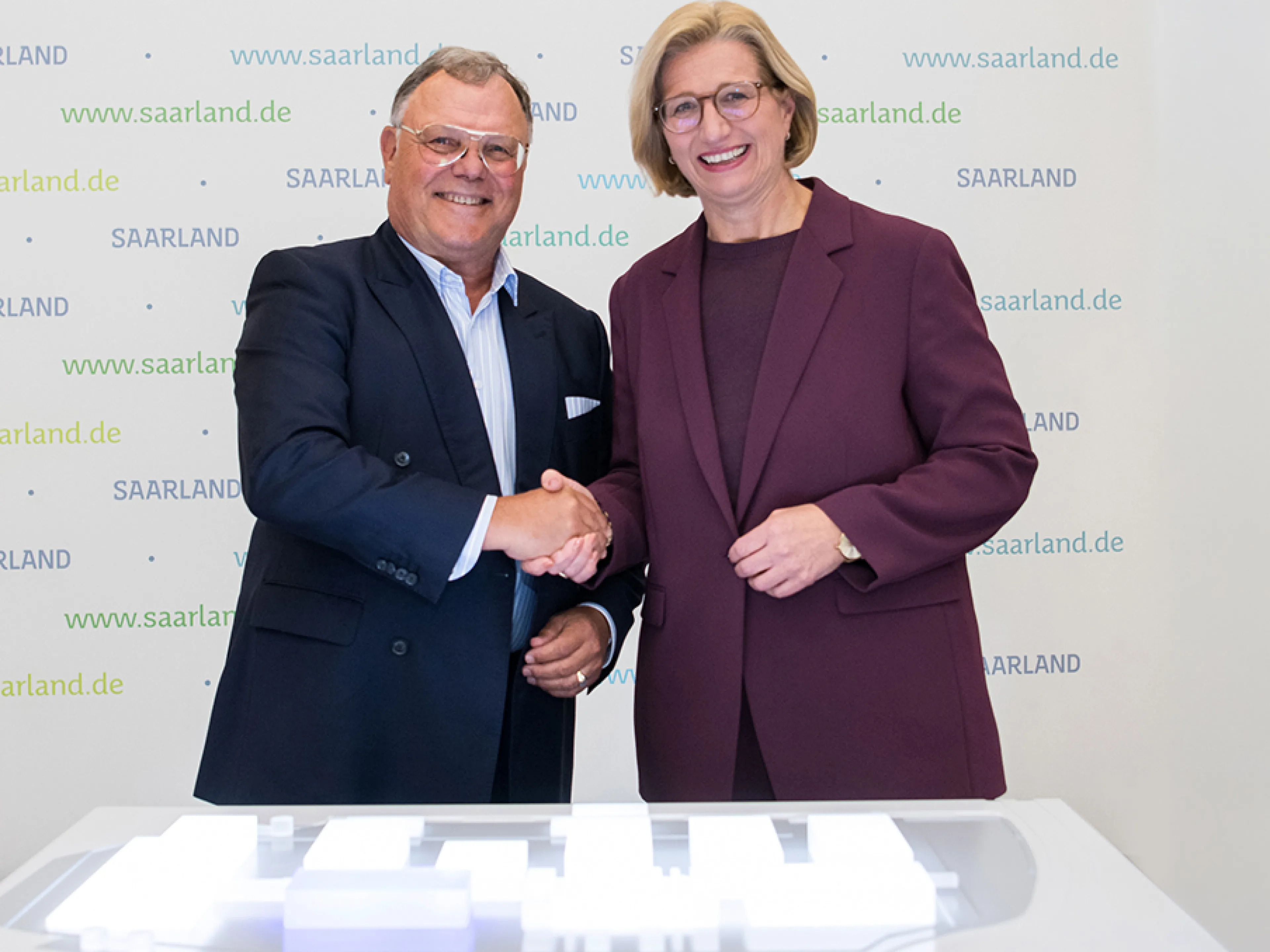 Anke Rehlinger, Ministerpräsidentin Saarland, und Senator h.c. Udo J. Vetter, Beiratsvorsitzender und Mitglied der Inhaberfamilie Vetter, mit dem Modell für den neuen, mehrstufigen Produktionsstandort in Saarlouis