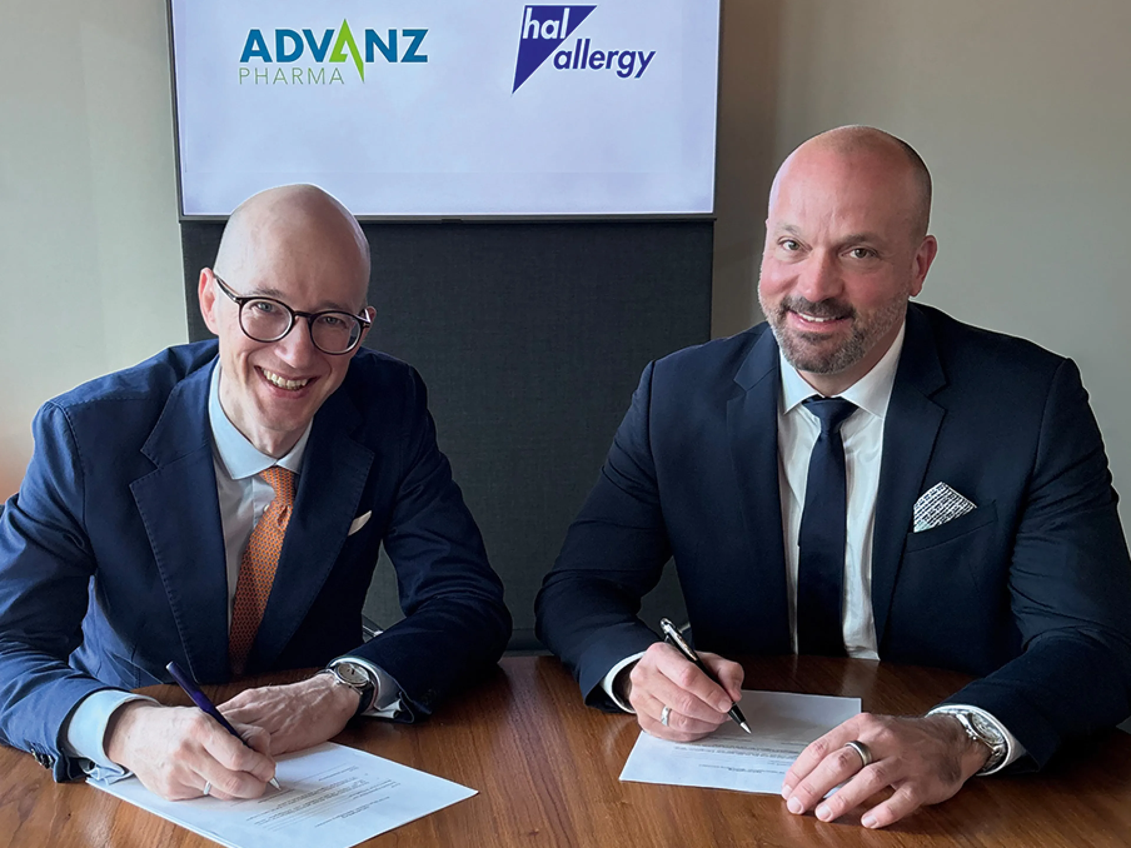 Dr. Dr. Philip Boehme (li.), CEO von Hal Allergy, und Dr. Piero Sciotto (re.), Vice President DACH & Managing Director von Advanz Pharma, unterzeichnen mehrjährige strategische Vertriebspartnerschaft