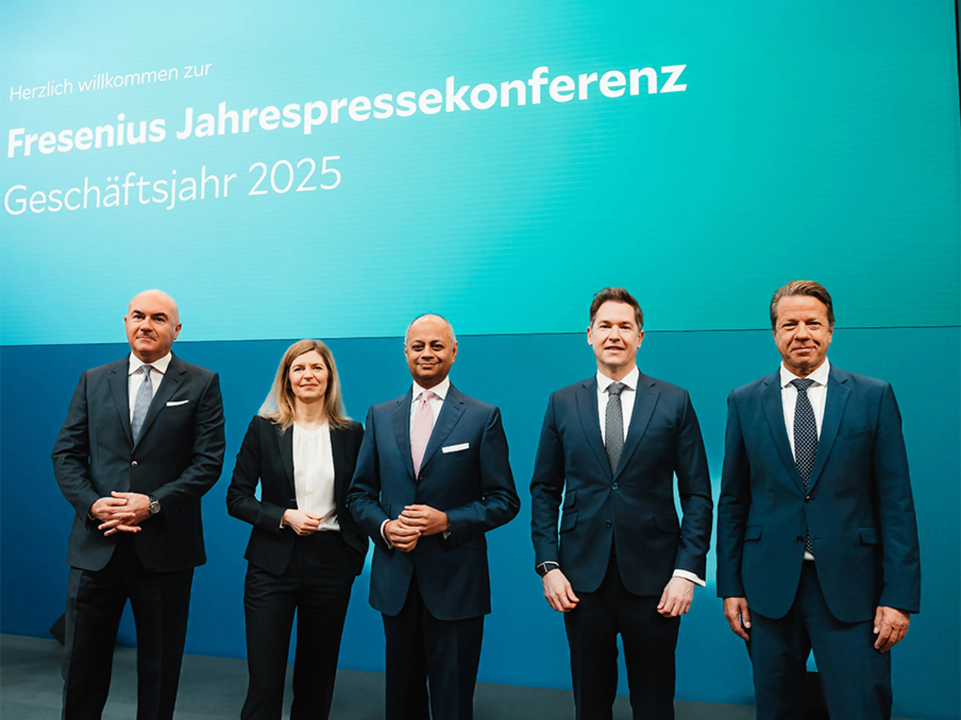 v.l.nr.: Der Fresenius-Vorstand Pierluigi Antonelli, Sara Hennicken, Michael Sen, Michael Moser und Robert Möller bei der Verkündung der Geschäftszahlen für 2025