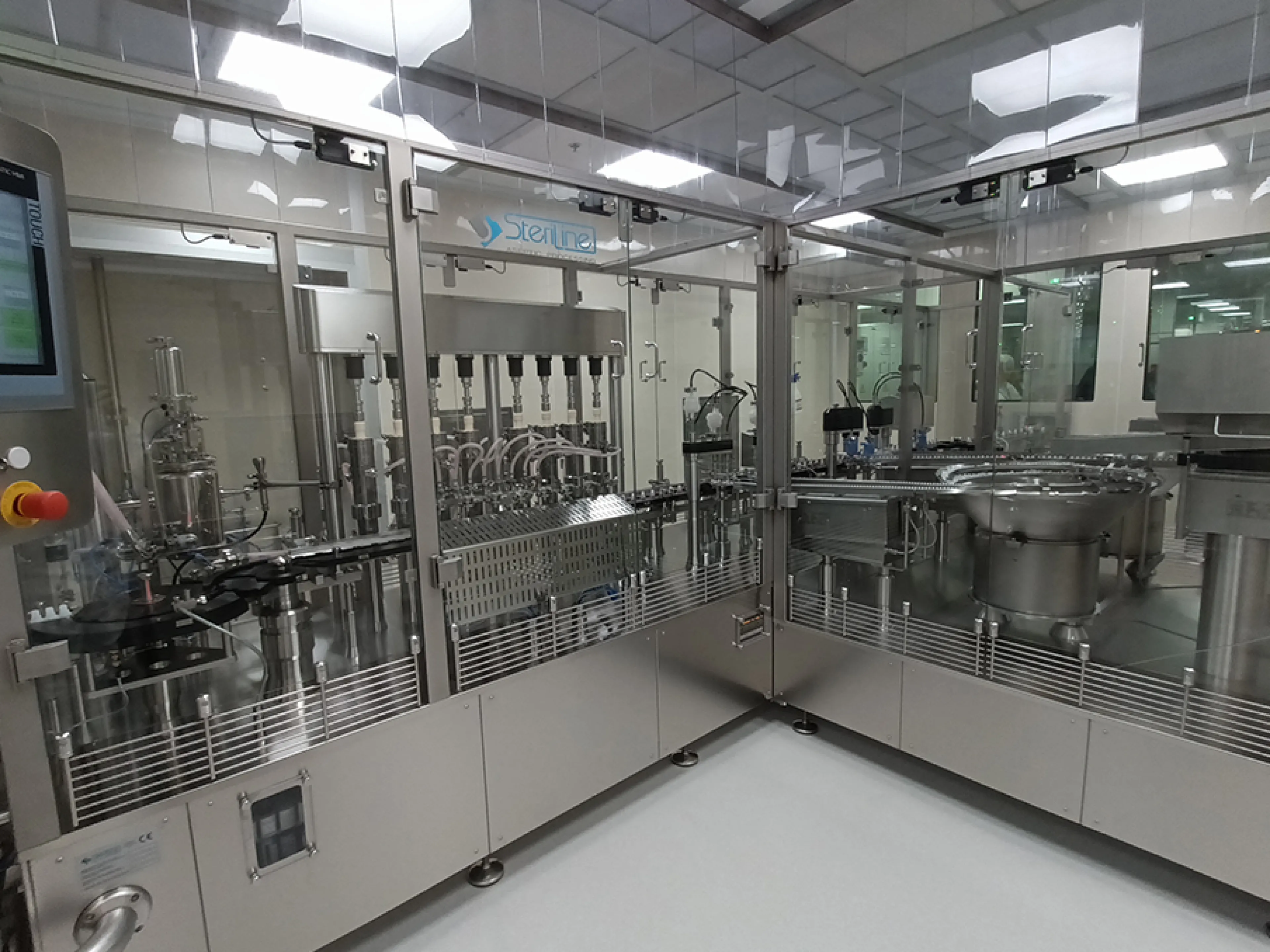 Die Füll- und Verschließmaschine „OFCM84“ für ophthalmologische Anwendungen von Steriline im Einsatz bei Bausch+Lomb Italia