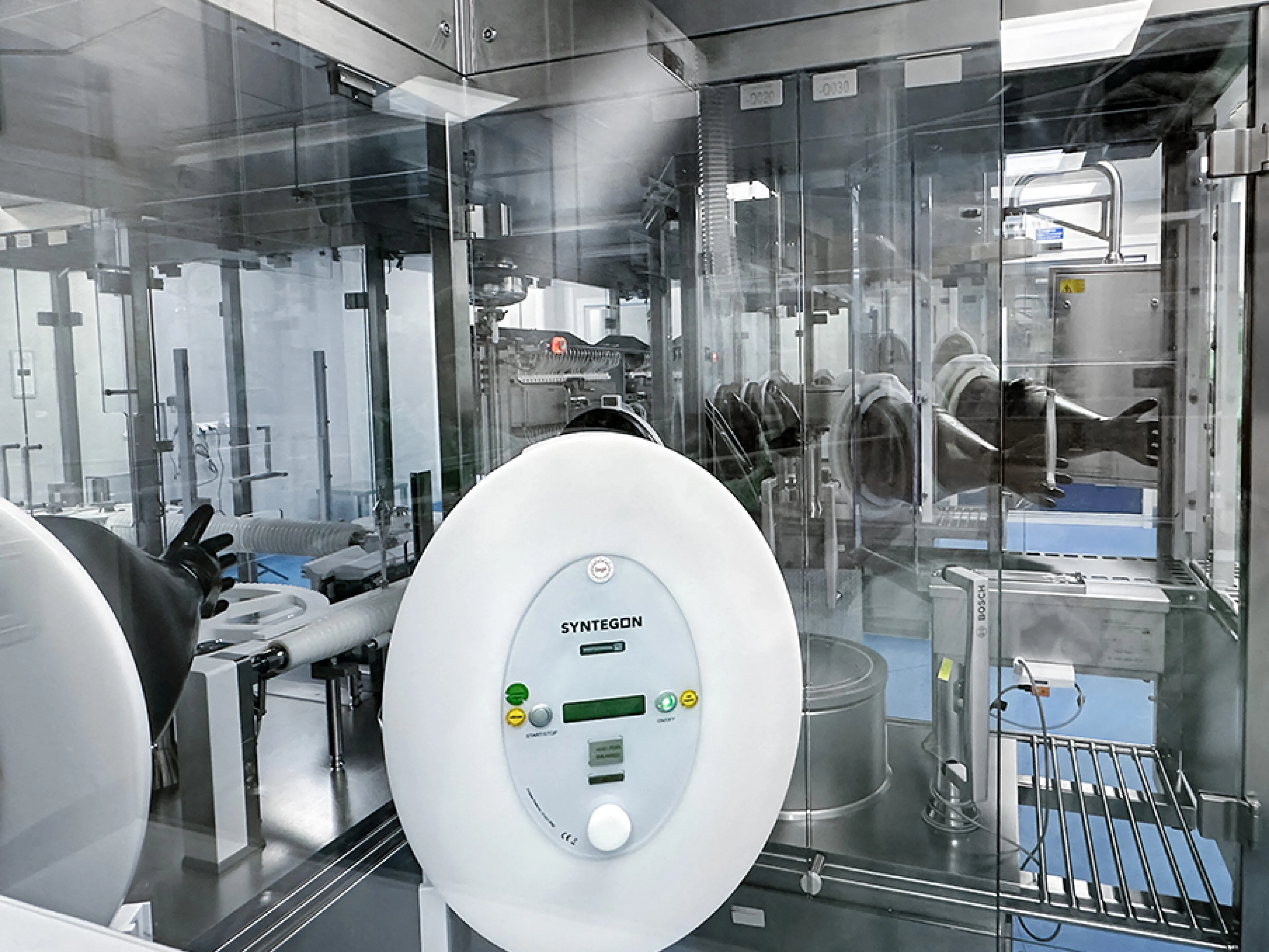 Mit dem Handschuhprüfsystem von Syntegon lassen sich bei Inibsa alle Handschuhe gleichzeitig prüfen, während die Messdaten sofort über WLAN an das HMI übertragen werden