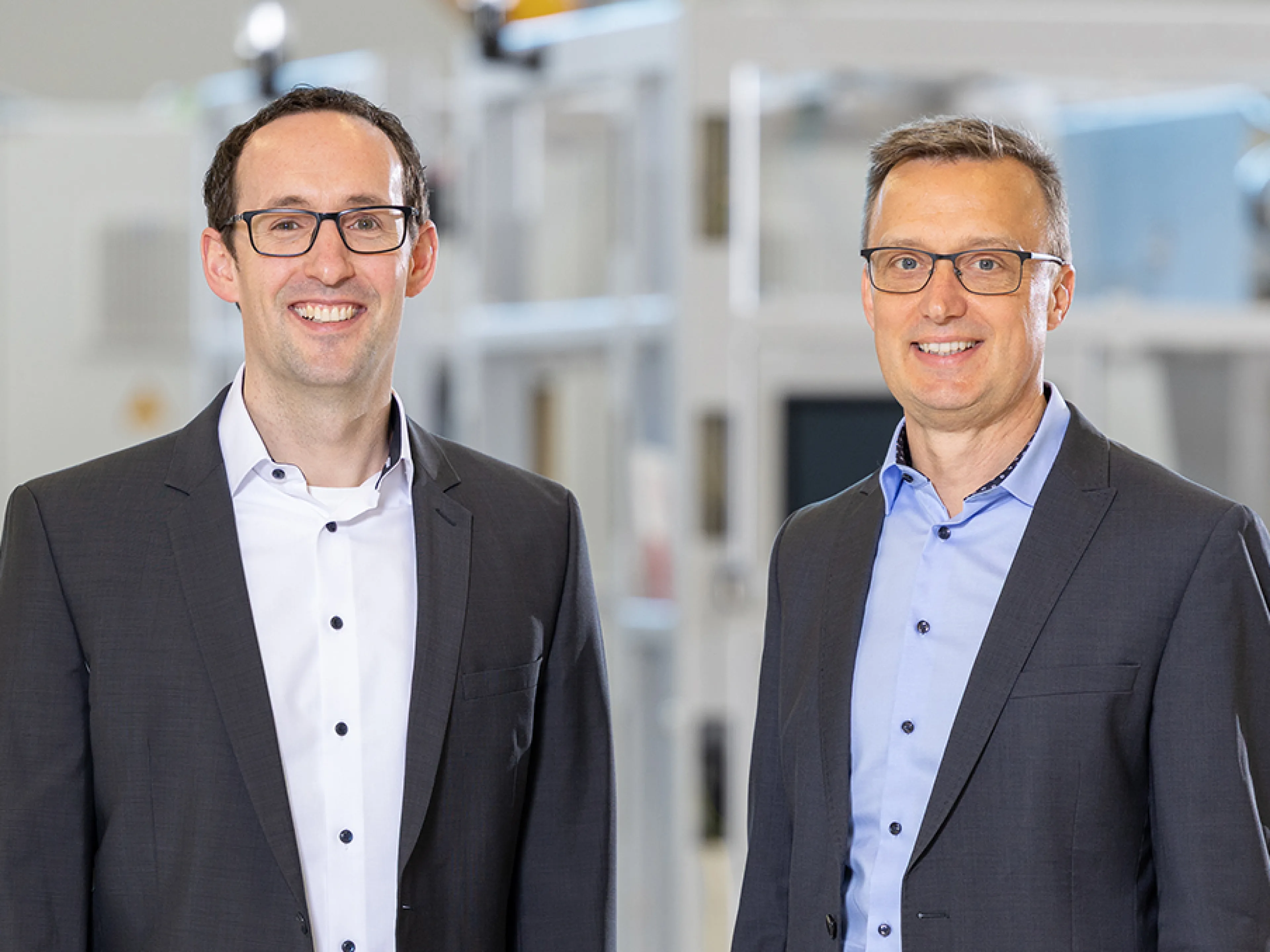 Timo Graf (l.) und Marco Laackmann (r.) haben zum 01. April 2026 neue Führungsrollen bei Harro Höfliger übernommen