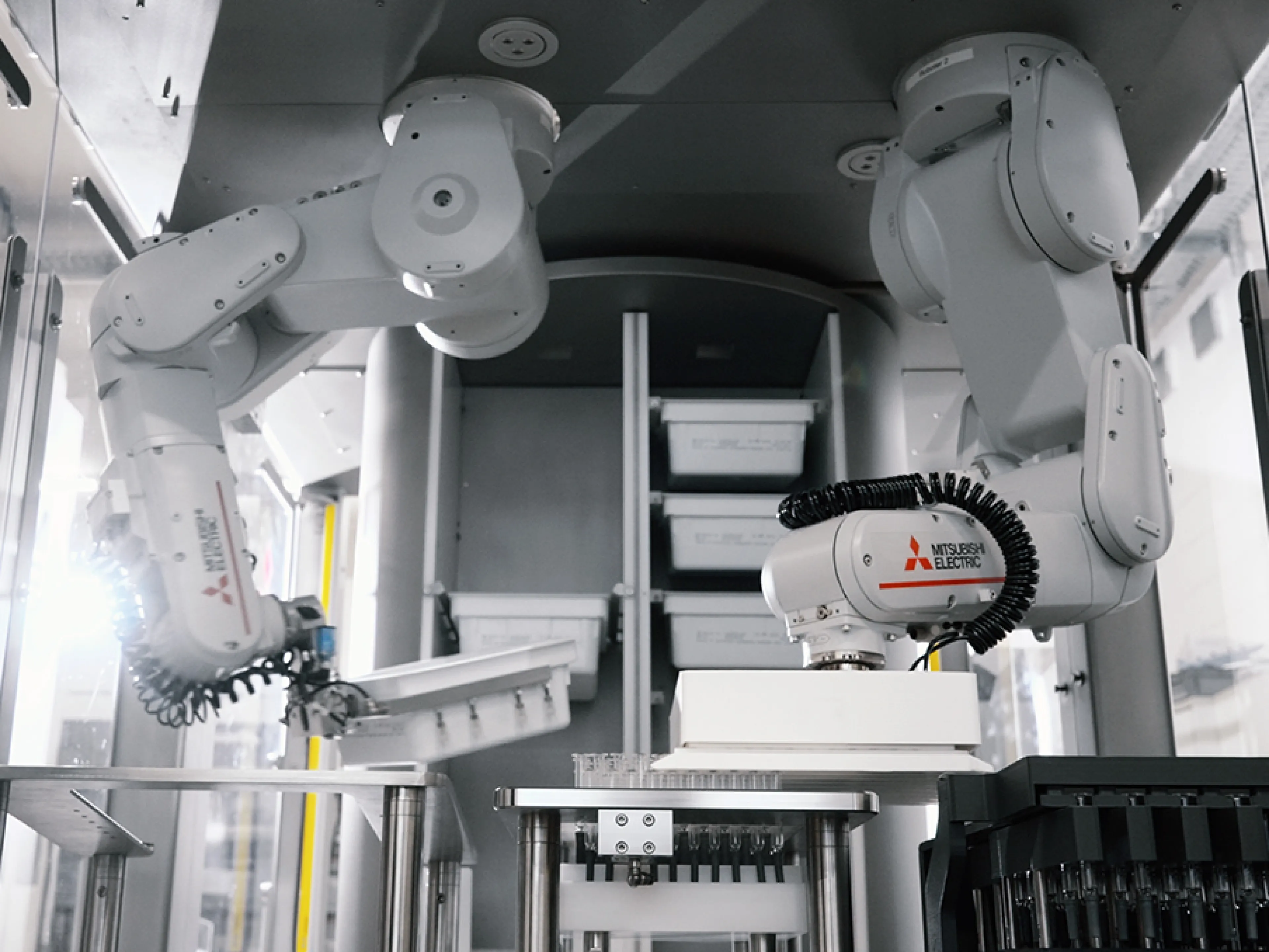 Vials und Spritzenhandling auf engstem Raum in der Palettier-Zelle von Robotronic und Mitsubishi Electric