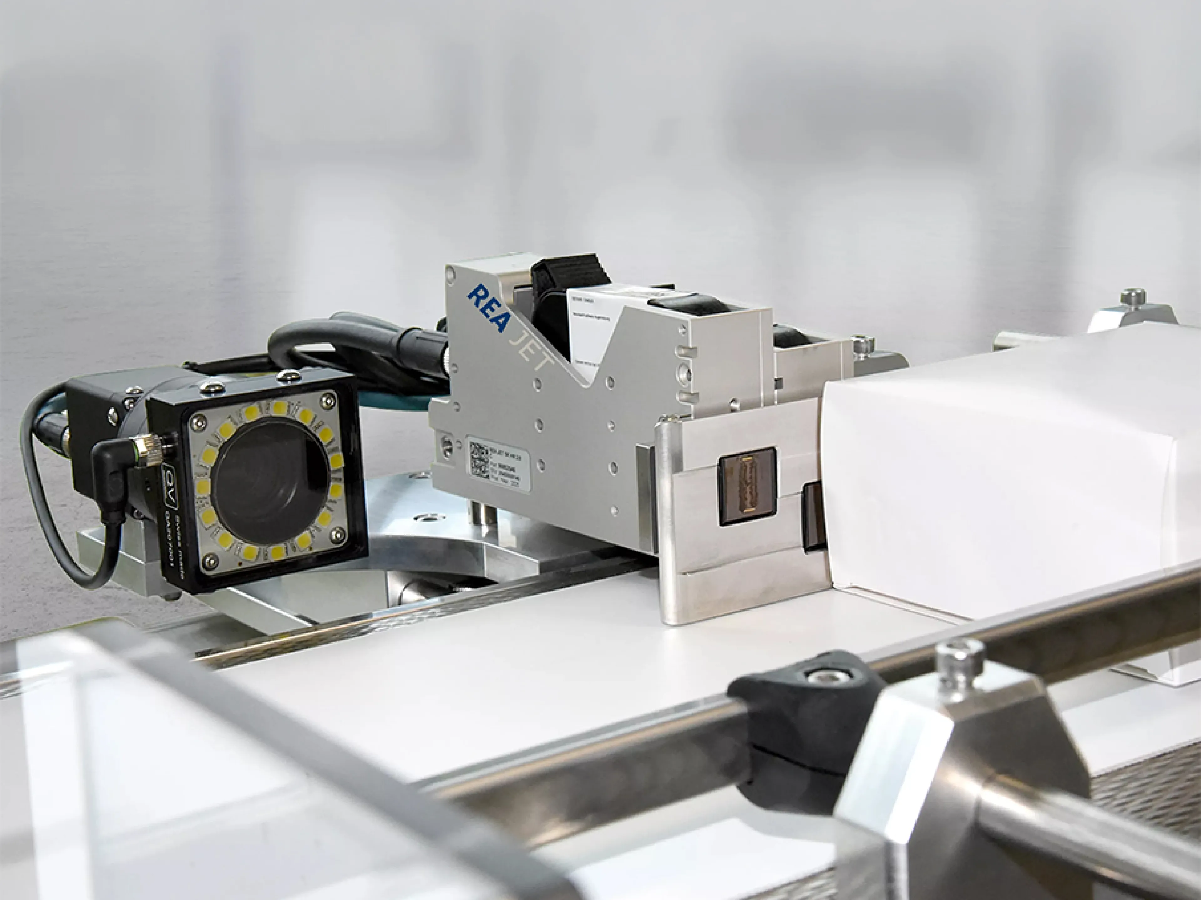 Kennzeichnung: Das kombinierte Codiersystem vereint die drei Schritte Code-Erstellung, hochauflösender Druck und zuverlässige Ergebniskontrolle, entweder in Form einzelner Komponenten oder als Turn-Key-Lösung mit Förderband und Ausschleusung