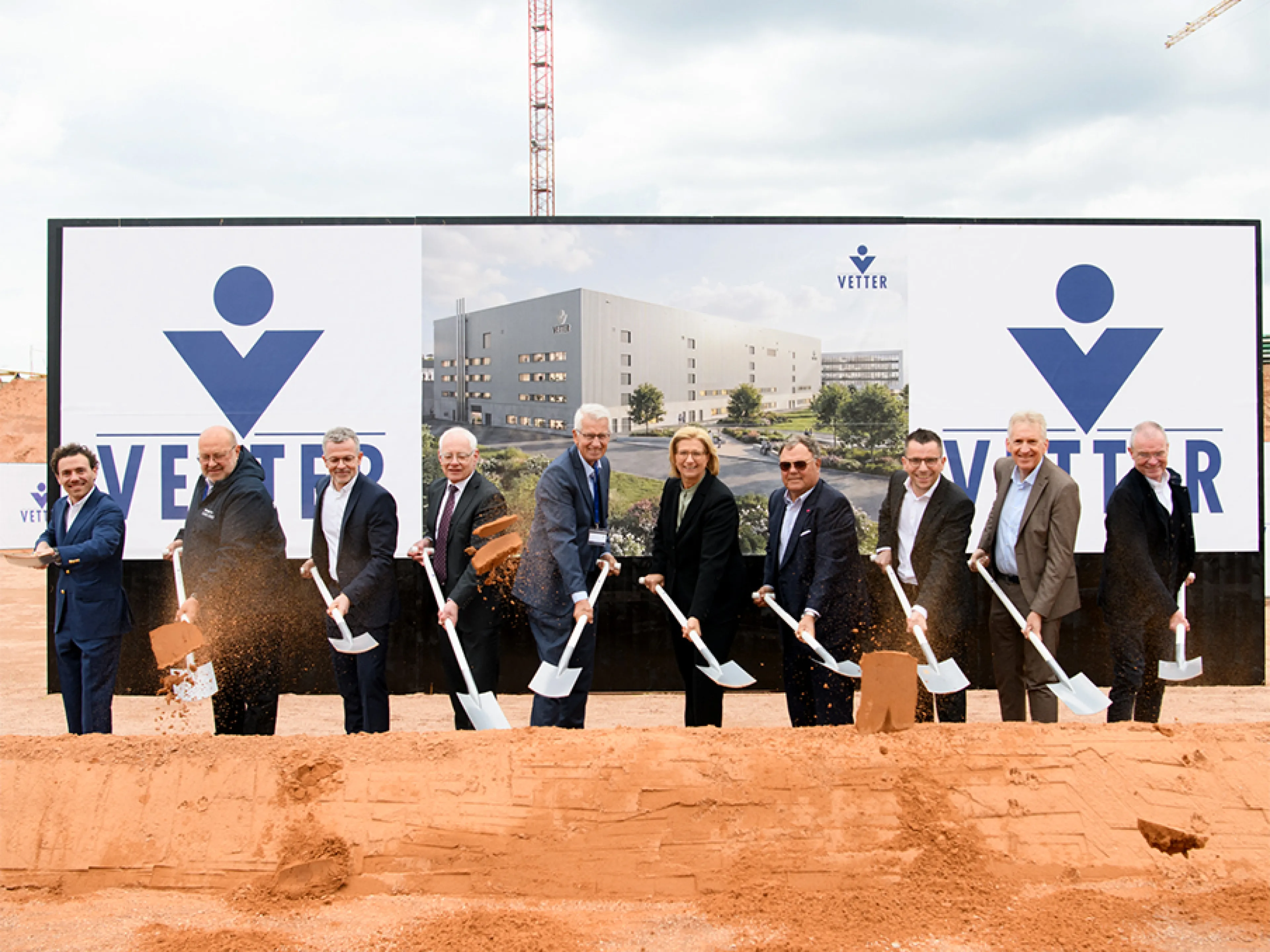 Symbolischer erster Spatenstich für den neuen Produktionsstandort in Saarlouis (v. l. n. r.): Nicholas H. Vetter, Thomas Schuck, Henryk Badack, Jürgen Barke, Gunther Strothe, Anke Rehlinger, Senator h.c. Udo J. Vetter, Marc Speicher, Patrik Lauer, Wolfgang Kerkhoff. 
