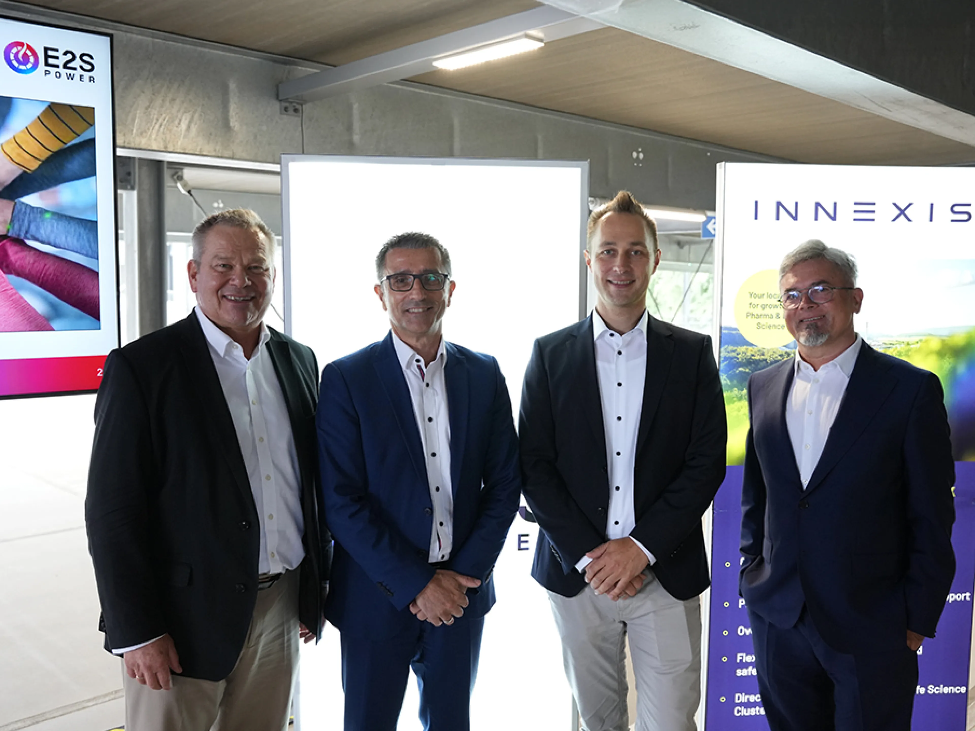 v.l.n.r.: Dr. Thomas Spies (Oberbürgermeister Universitätsstadt Marburg), Dr. Martin Egger (Ceo Innexis Gruppe) Markus Stertmann (Innexis Marburg), Sasha Savic (Ceo E2S Power)