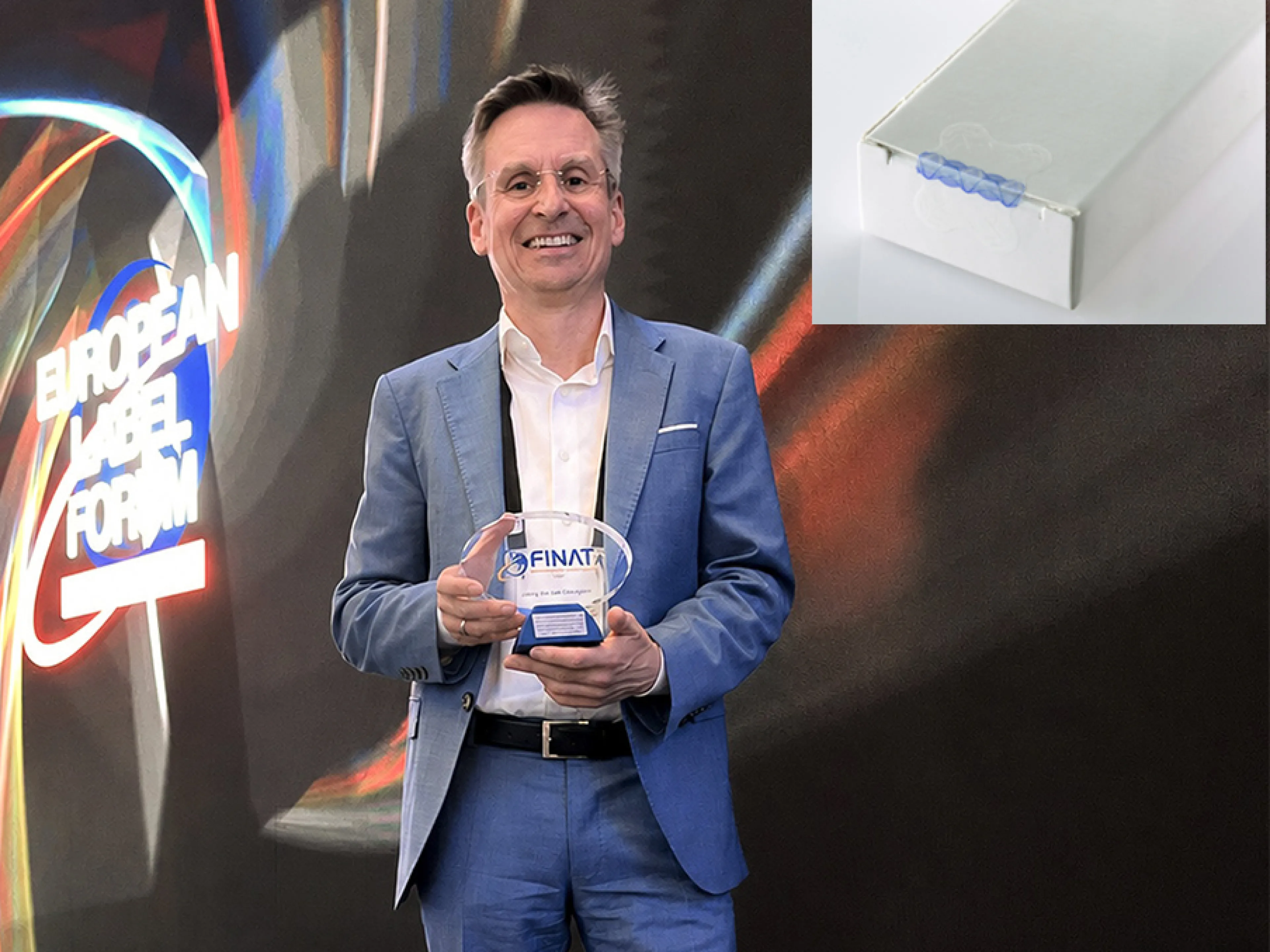Dr. Jens Vor der Brüggen, Leiter Technologie- und Innovationsmanagement, nahm die Awards der Finat Label Competition 2026, u.a. für ein prämiertes Siegel mit integrierter digitaler Authentifizierungsfunktion. Dieses ermöglicht eine sichere und einfache Echtheitsprüfung per Smartphone entlang der pharmazeutischen Lieferkette