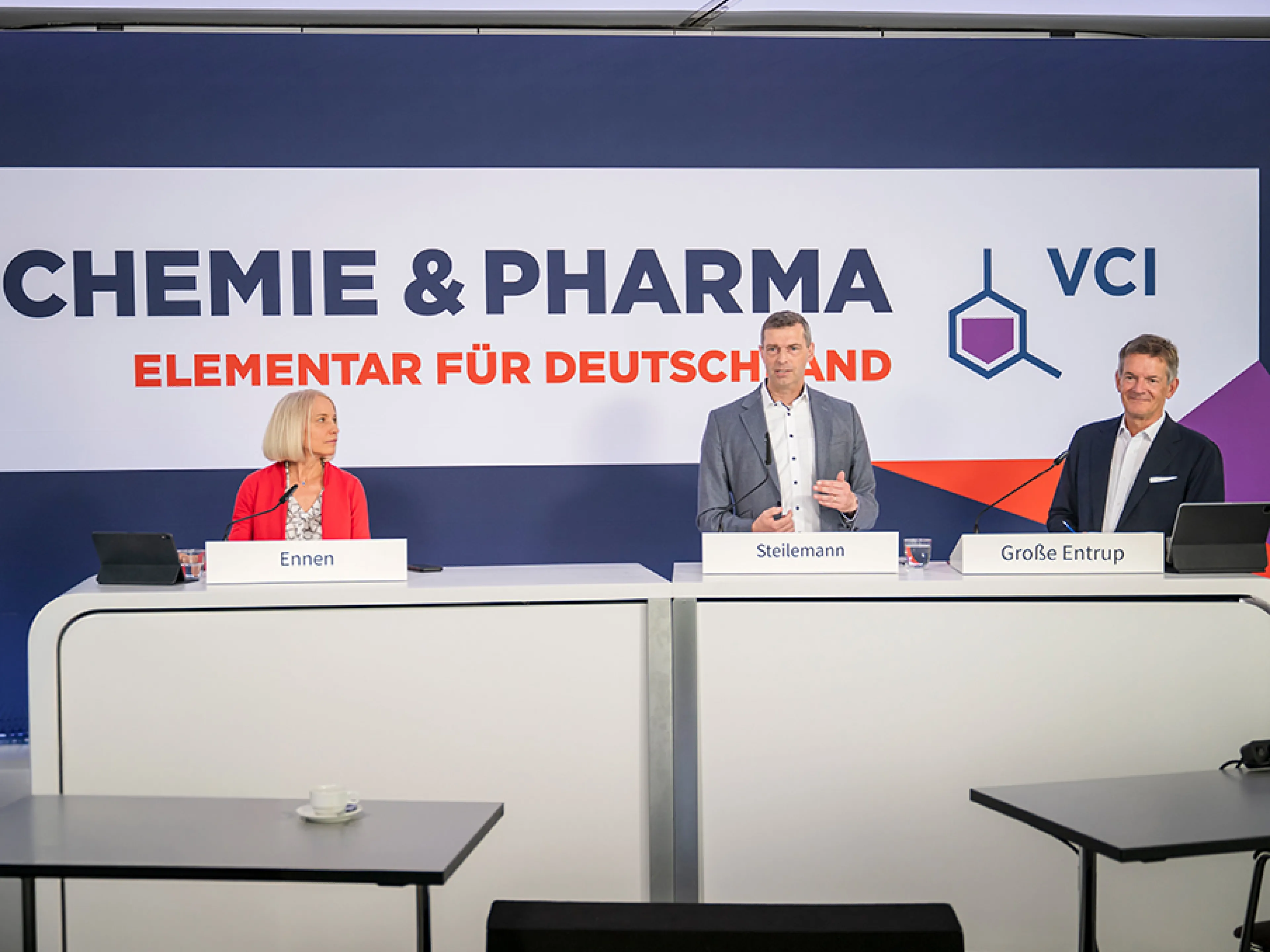 v.l.n.r: Ilka Ennen, Leiterin der VCI-Pressestelle; Dr. Markus Steilemann, Präsident VCI und CEO Covestro und Dr. Wolfgang Große Entrup, Hauptgeschäftsführer VCI auf der Halbjahrespressekonferenz am 16. Juli 2026 in Frankfurt am Main