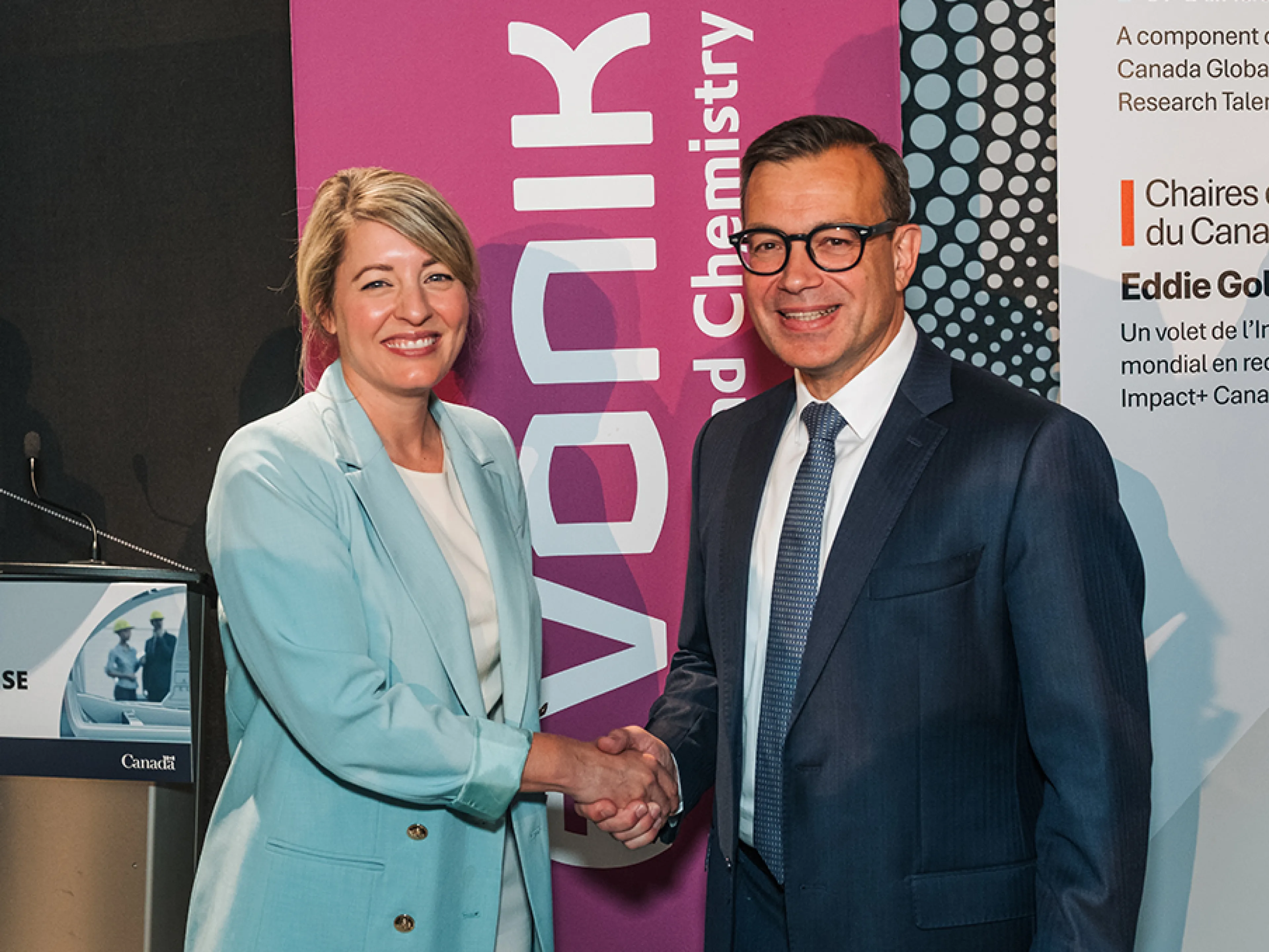 Mélanie Joly, Ministerin für Industrie und zuständig für die Wirtschaftsentwicklung in Quebec (li.) und Guido Skudlarek, Leiter der Business Line Health Care bei Evonik (re.) haben das Investment am 27. August 2026 verkündet