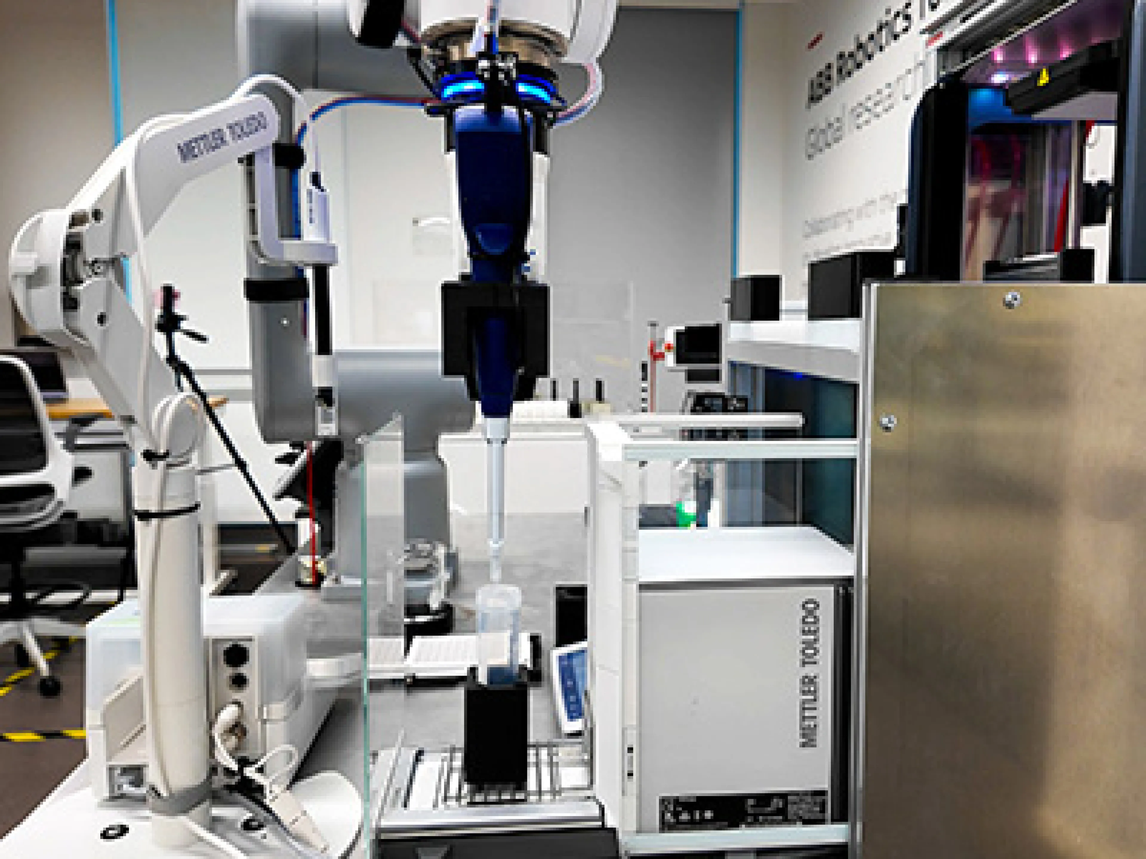 Laborautomatisierung durch ABB-Roboter und Management-Software von Mettler Toledo beschleunigt Prozesse und steigert die Produktivität