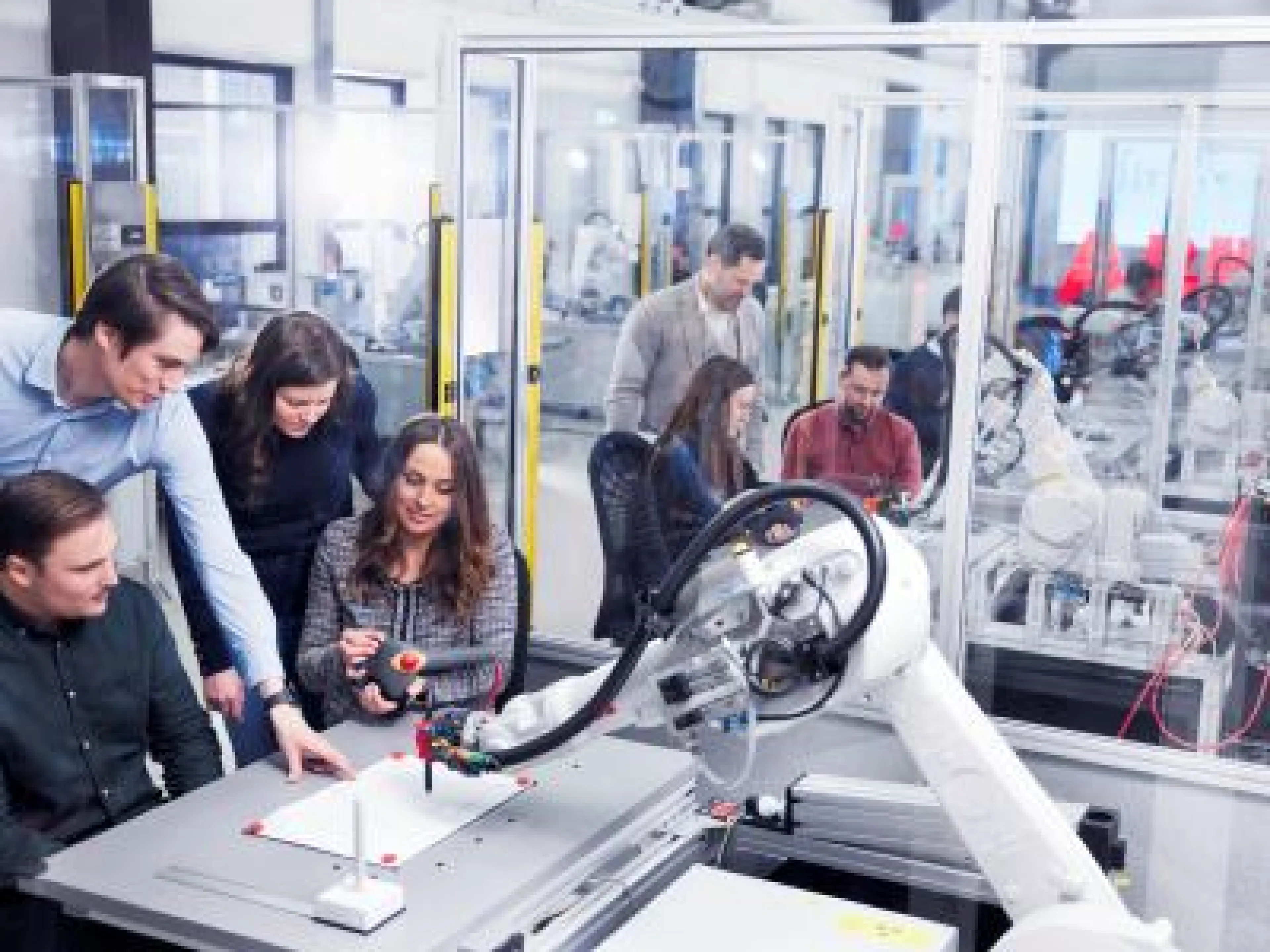 ABB erweitert sein globales Bildungsprogramm aus über 100 Hochschulen mit der Eröffnung neuer Schulungseinrichtungen für Robotik und Automation