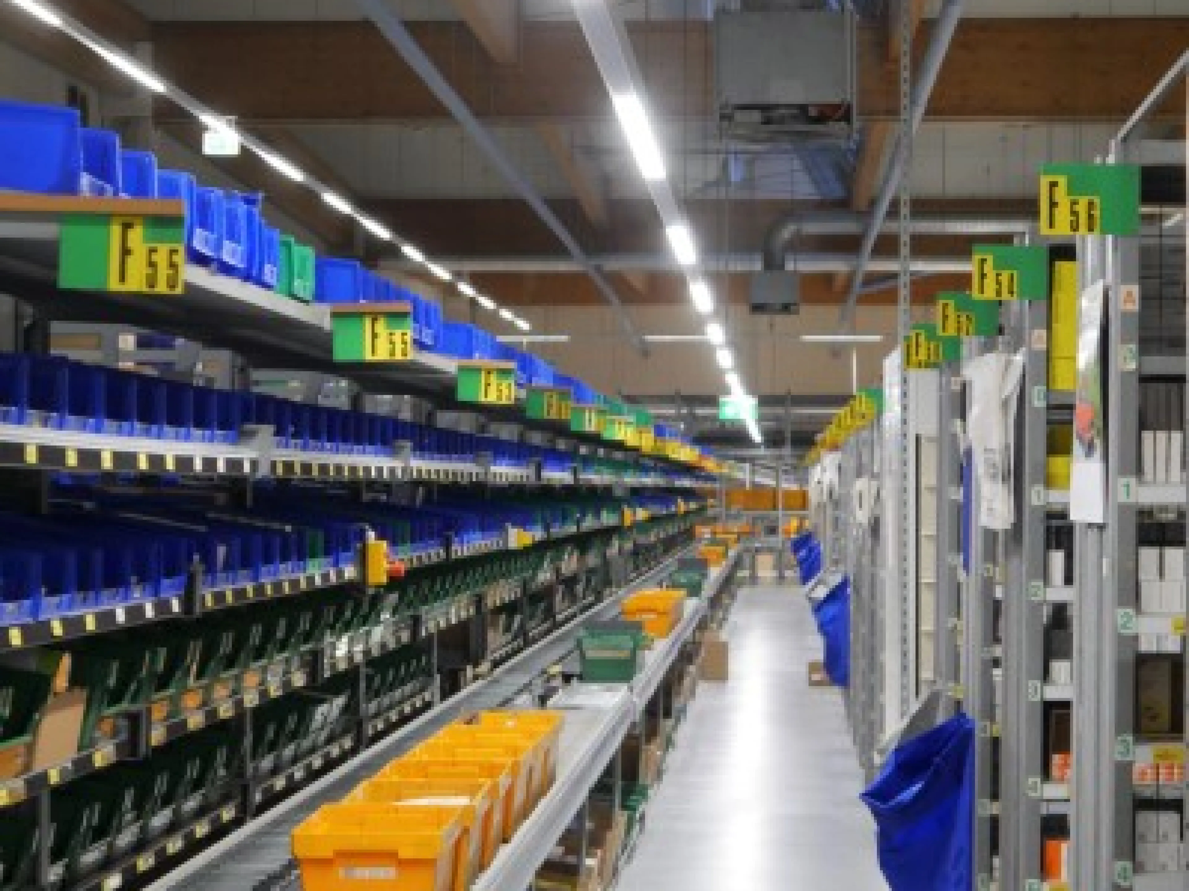 Aufgrund der deutlich geringeren Wärmeabstrahlung der LEDs gegenüber den zuvor eingebauten konventionellen Leuchtstofflampen wird die Klimatechnik erheblich entlastet