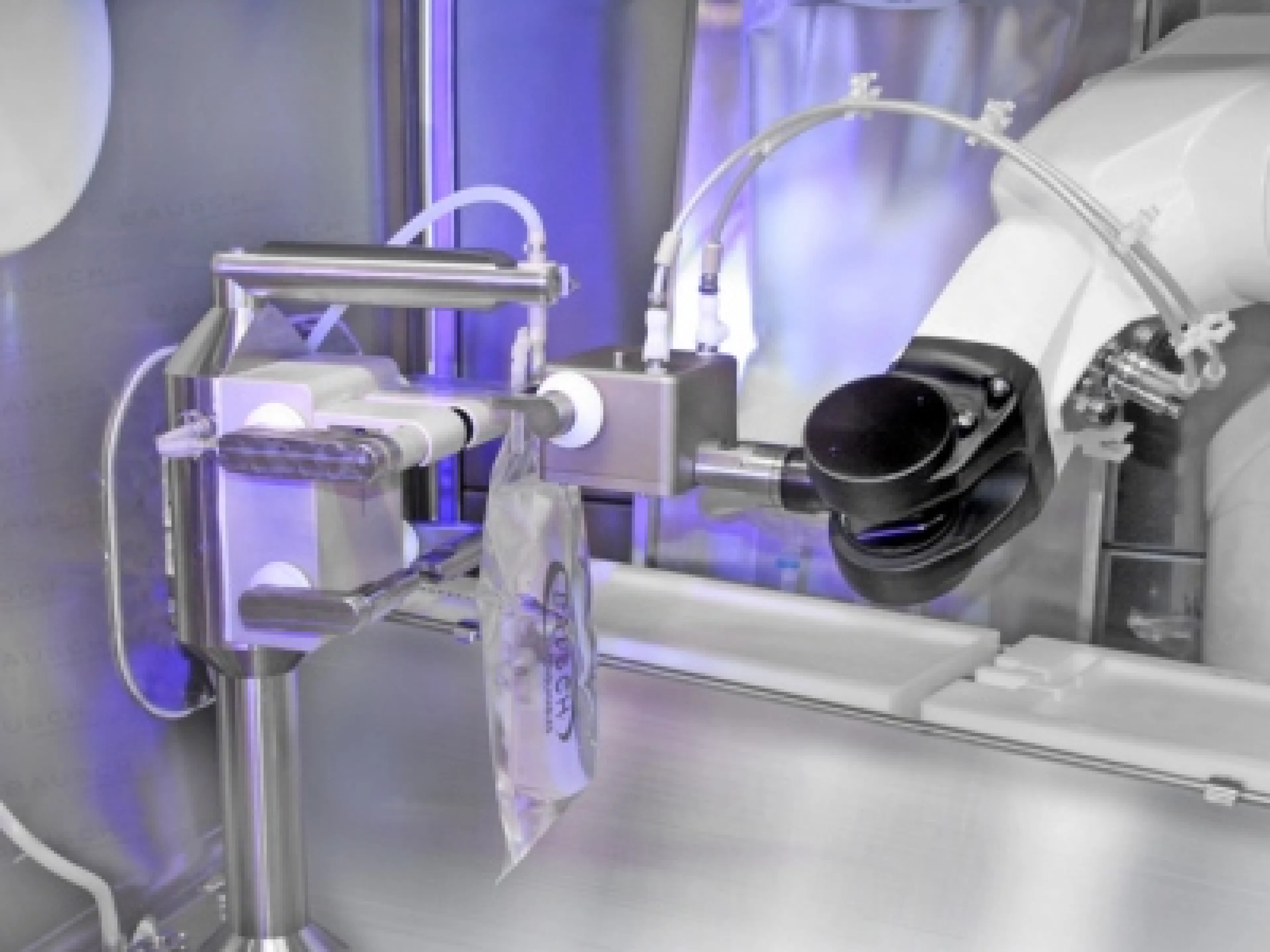 Ein Stäubli TX2-60 Stericlean Roboter entnimmt einen IV-Beutel von einem Förderband