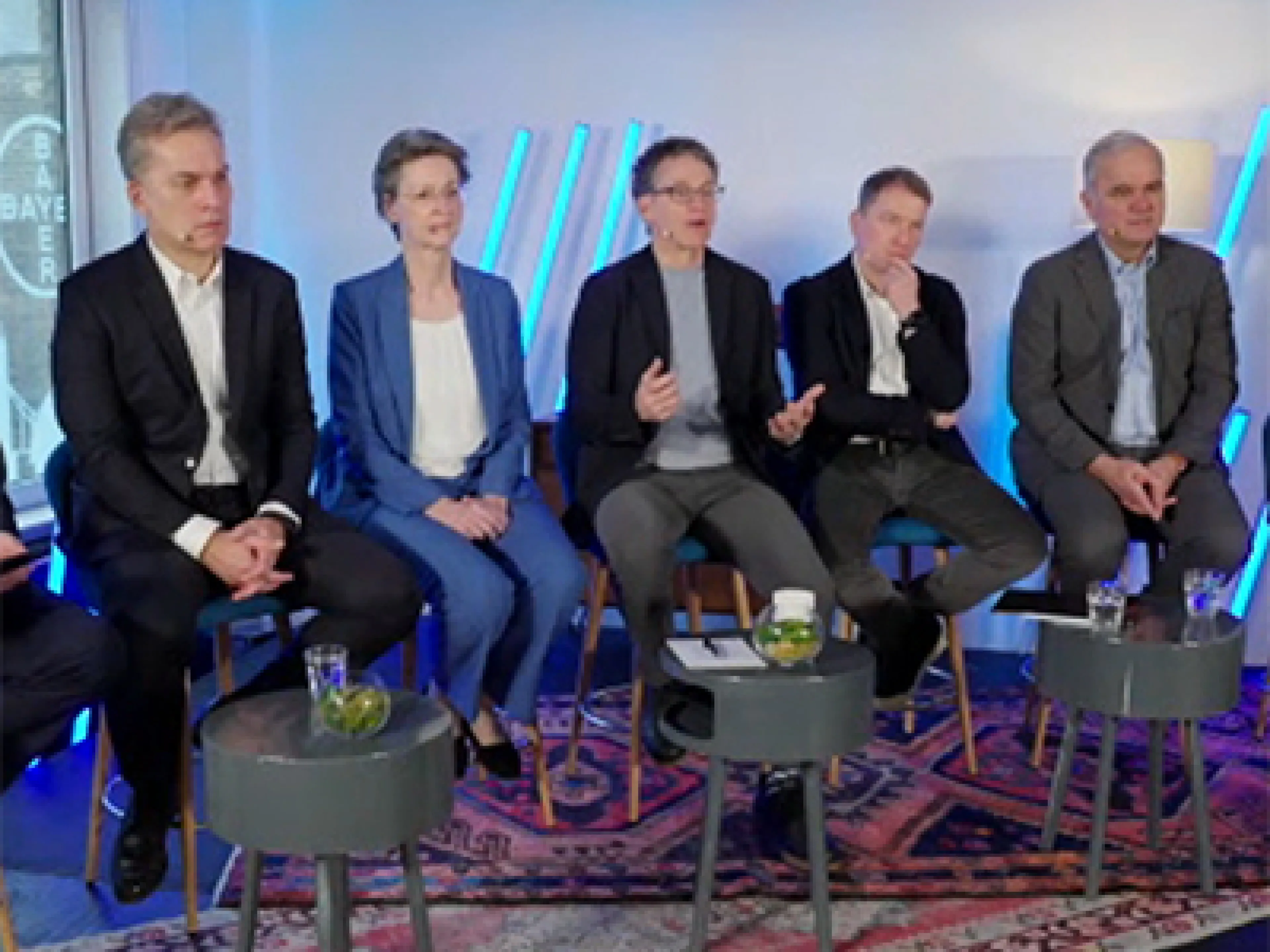 Bill Anderson im Kreis seiner Bayer-Vorstandskollegen auf der Bilanzpressekonferenz 2024