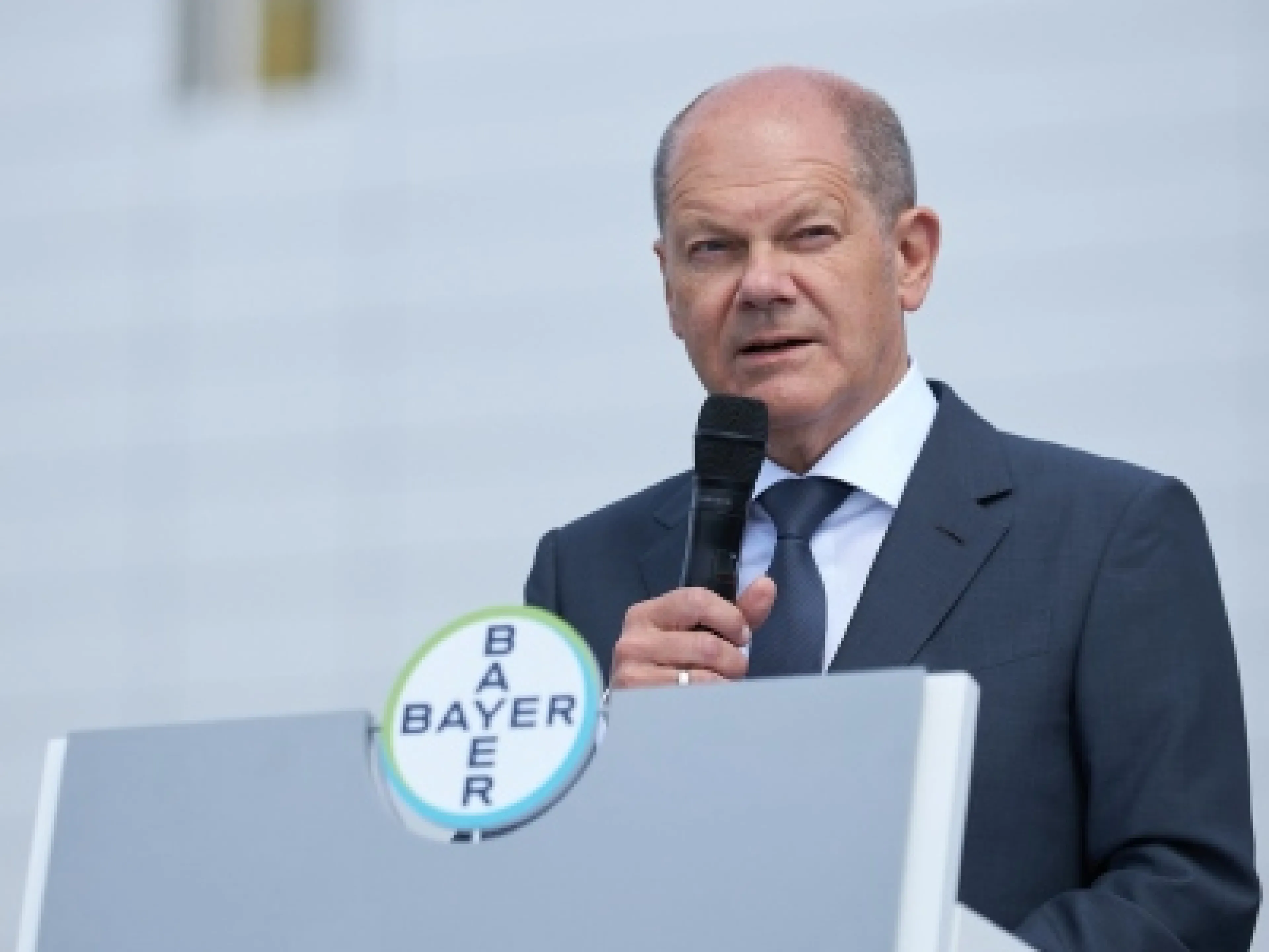 Bundeskanzler Olaf Scholz beim Richtfest der neuen Bayer-Arzneimittelanlage in Leverkusen