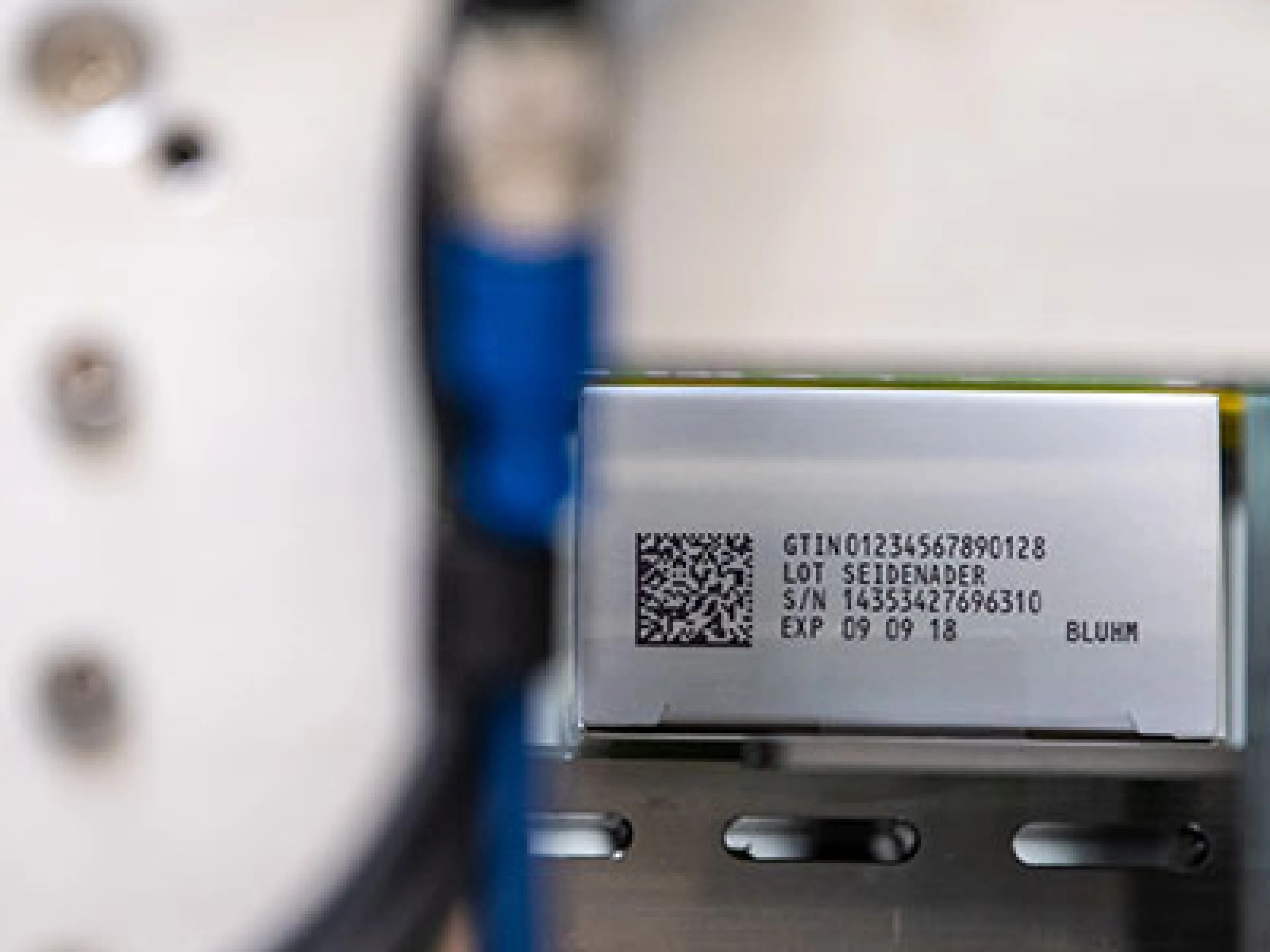 Die EU-Fälschungsschutzrichtlinie sieht Datamatrix-Codes und Sicherheitssiegel auf allen Faltschachteln vor.