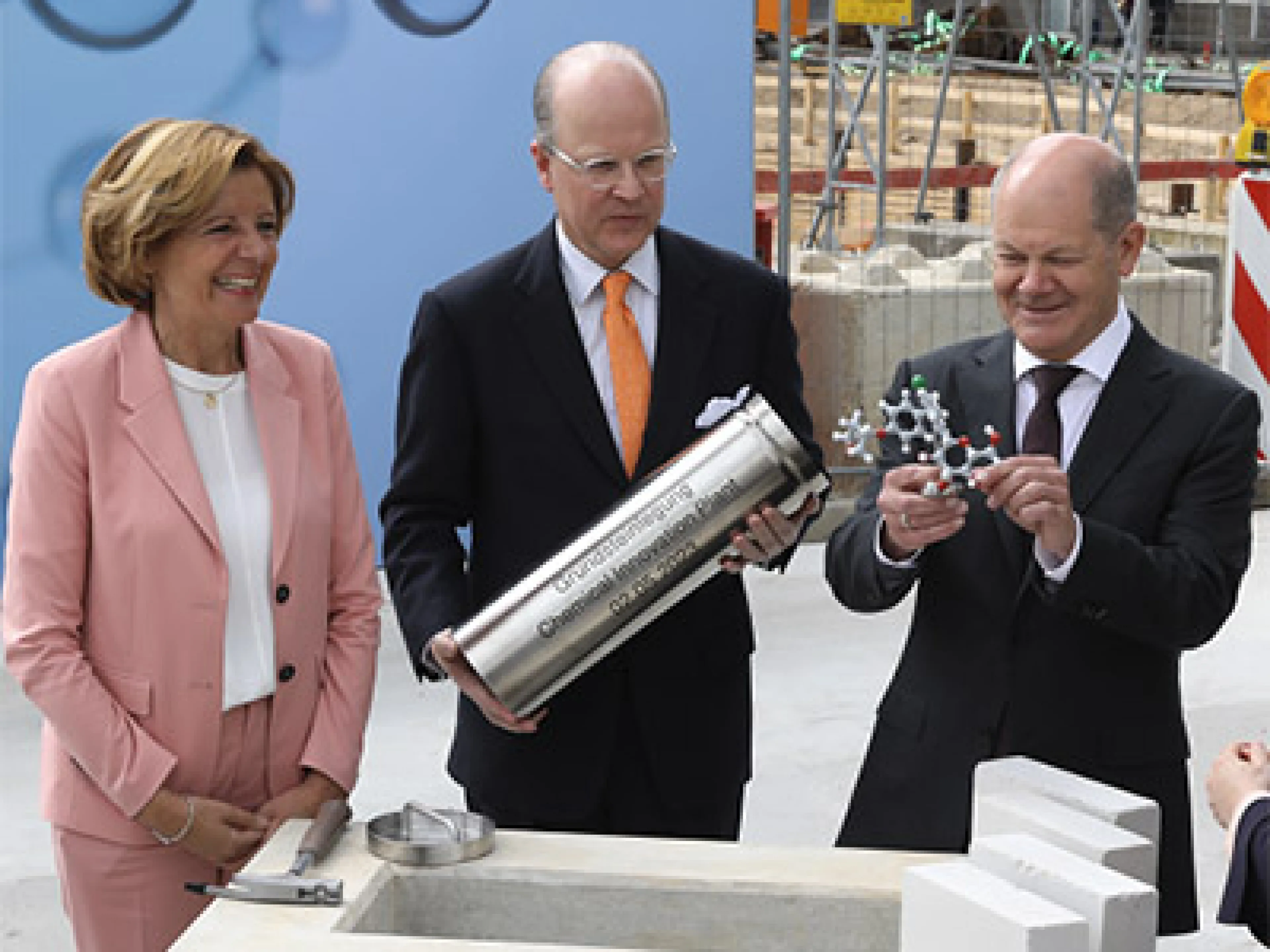 v.l. Ministerpräsidentin Malu Dreyer, Hubertus von Baumbach und Bundeskanzler Olaf Scholz legen den Grundstein für das CIP