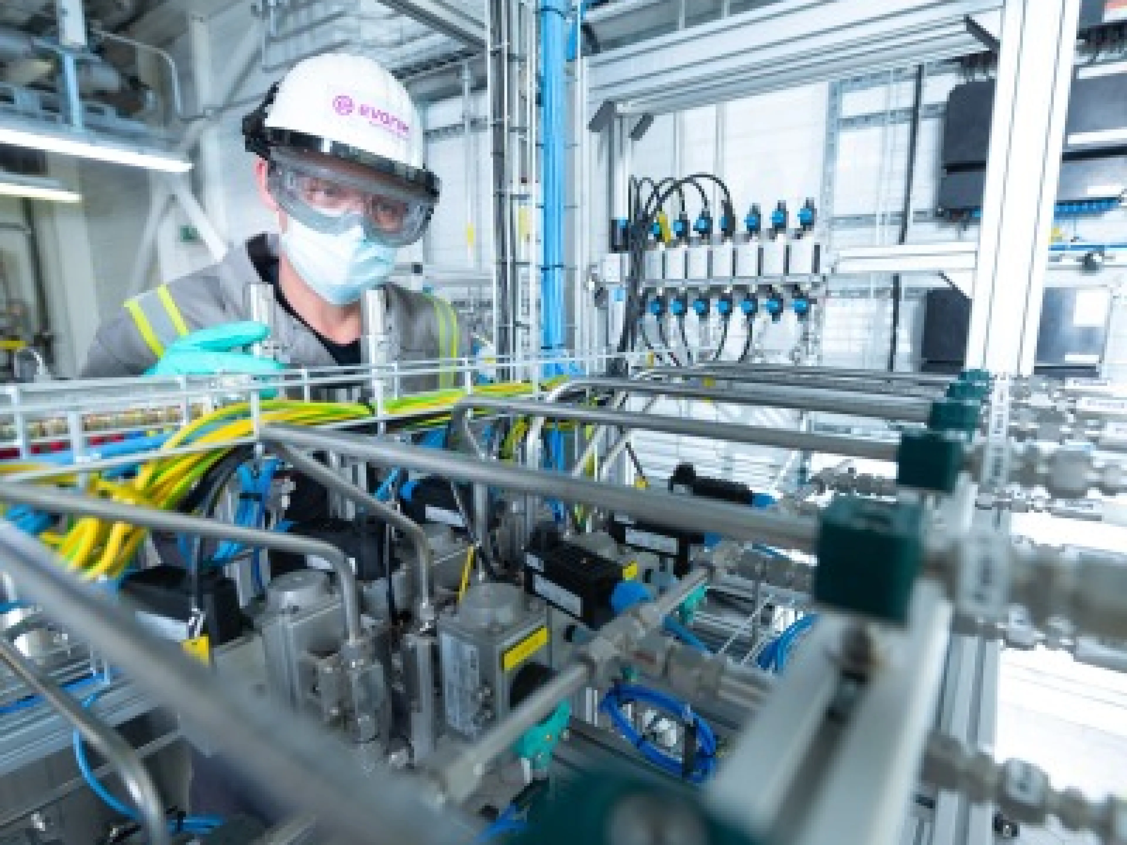 Evonik-Chemikant Sven Gjerrud am Chromatographen in der Lipid- Produktion in Hanau