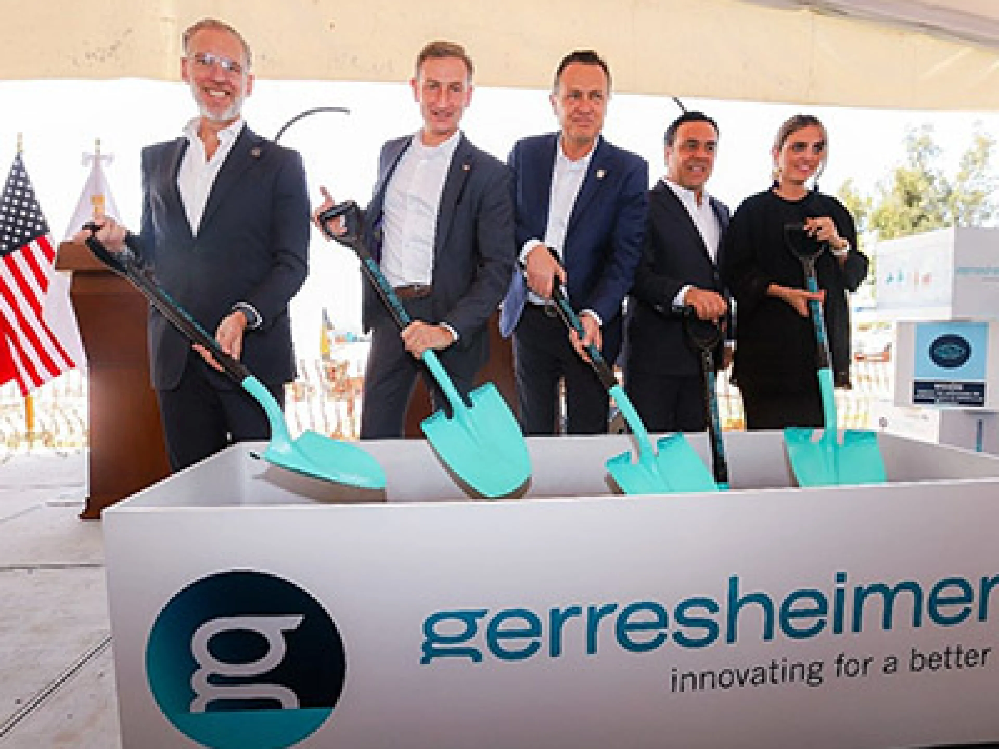 CEO Dietmar Siemssen (2.v.l.) gemeinsam mit Vertretern der Stadt Querétaro beim feierlichen Spatenstich