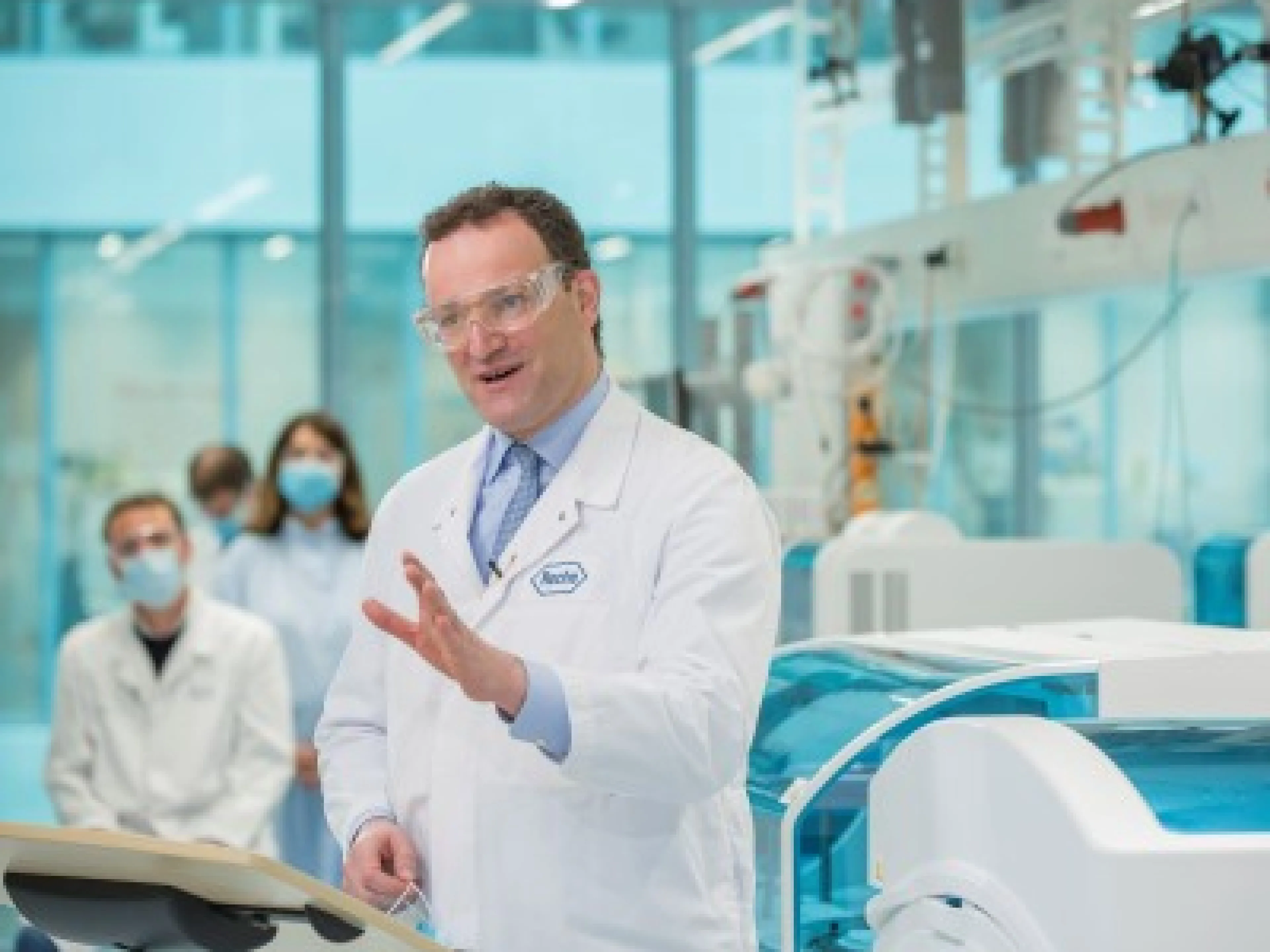 Jens Spahn, Bundesminister für Gesundheit, spricht im Entwicklungslabor von Roche