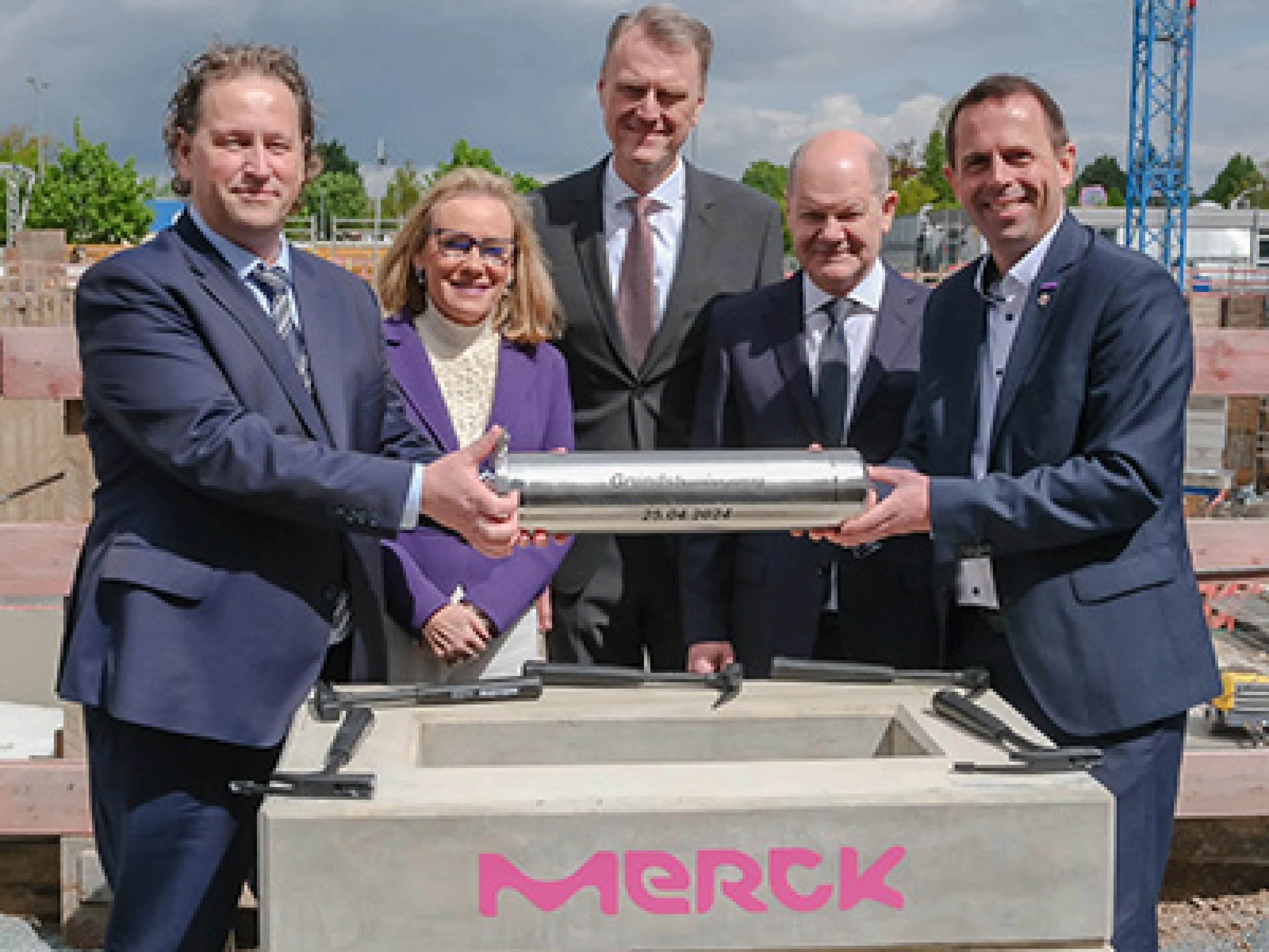 Grundsteinlegugn 2027 soll das neue Forschungszentrum in Darmstadt in Betrieb genommen werden, Bild: Merck