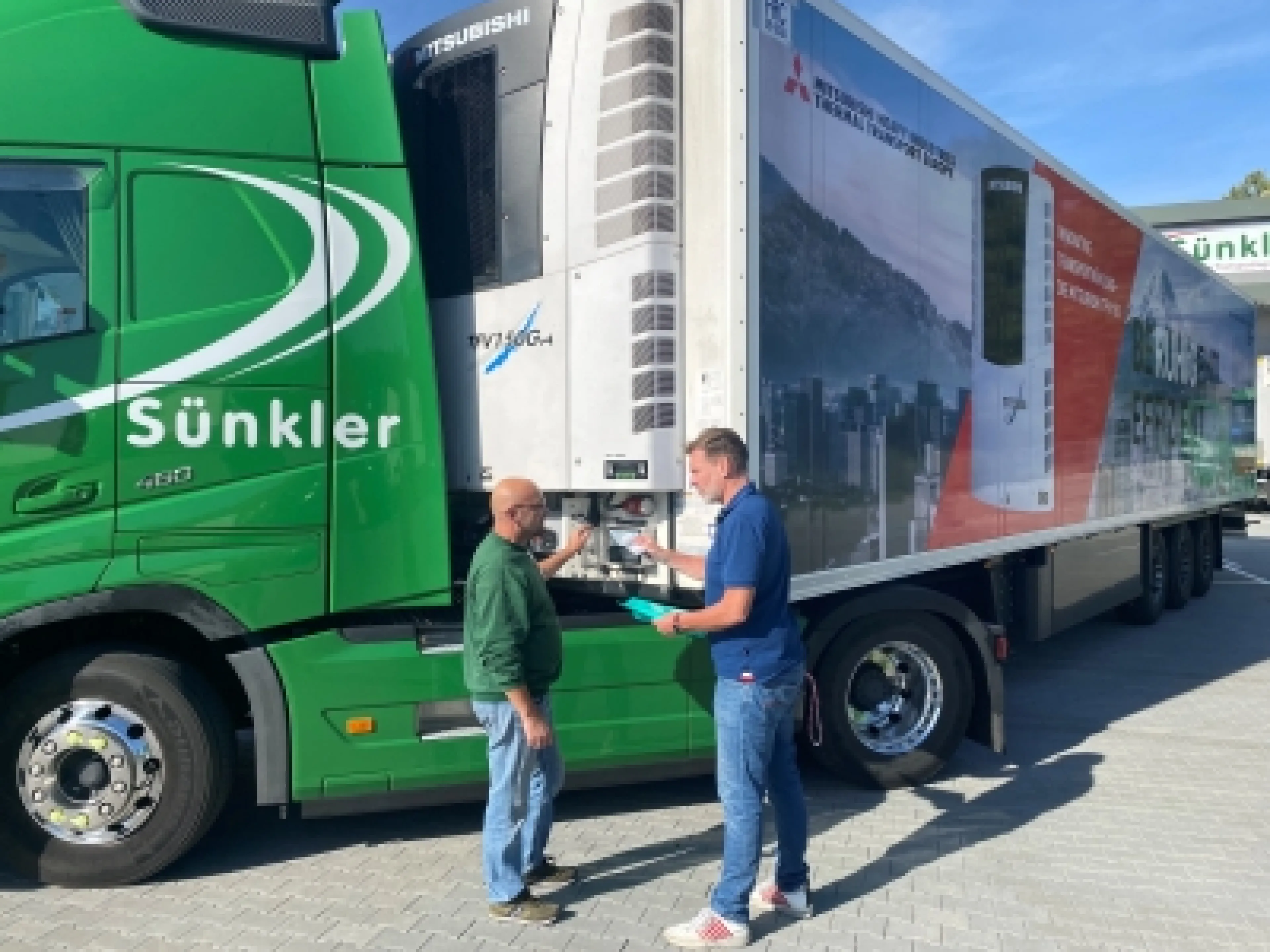 Erster Praxistest bei der Spedition Sünkler: Geschäftsführer Michael Sünkler (rechts) bespricht mit seinem Fahrer die Geräteeinstellungen für die neue Mitsubishi-Anlage