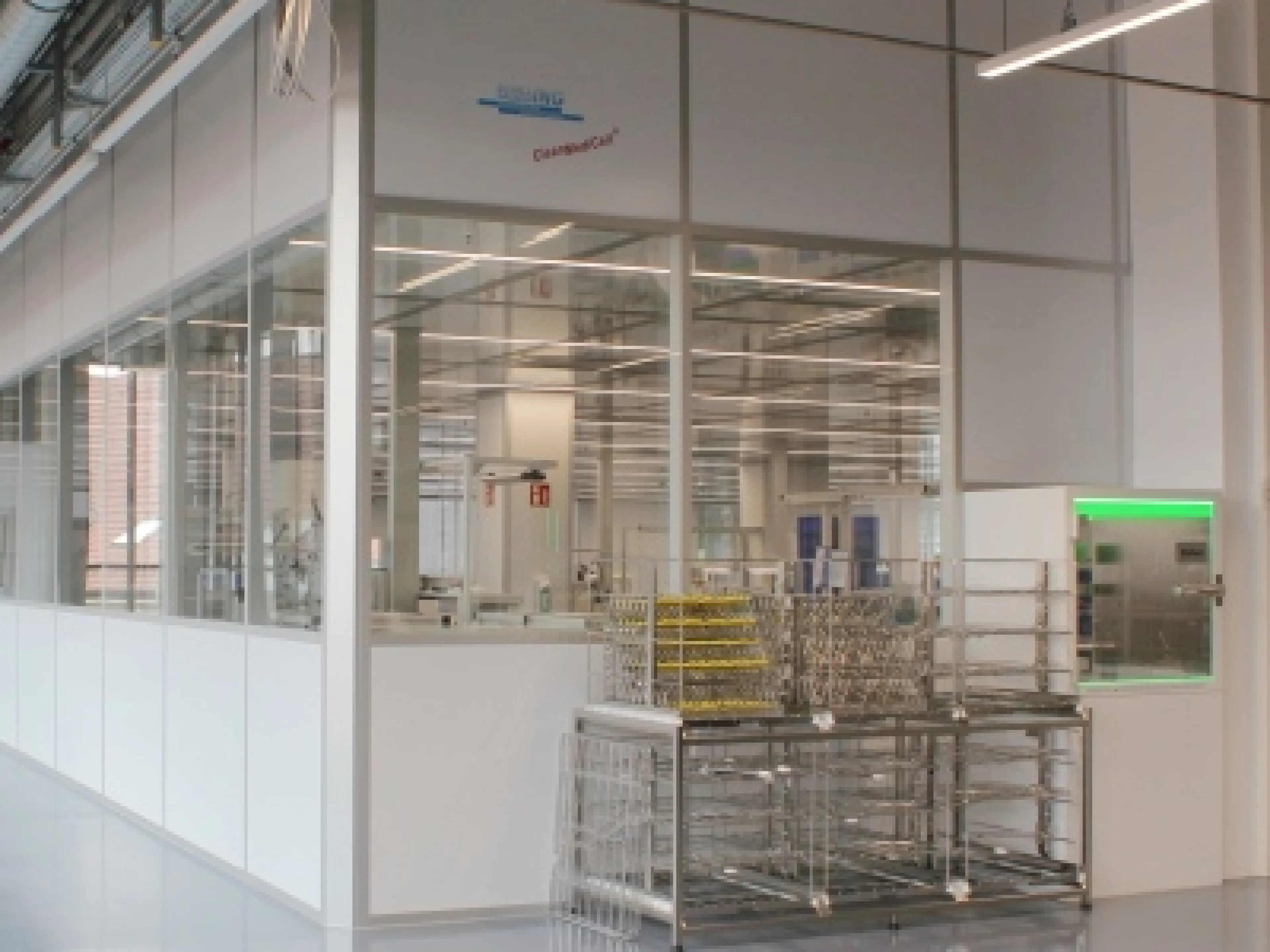 Der Reinraum Clean Medi Cell in der Außenansicht. Rechts eine Dokumentenschleuse mit LED-Beleuchtung