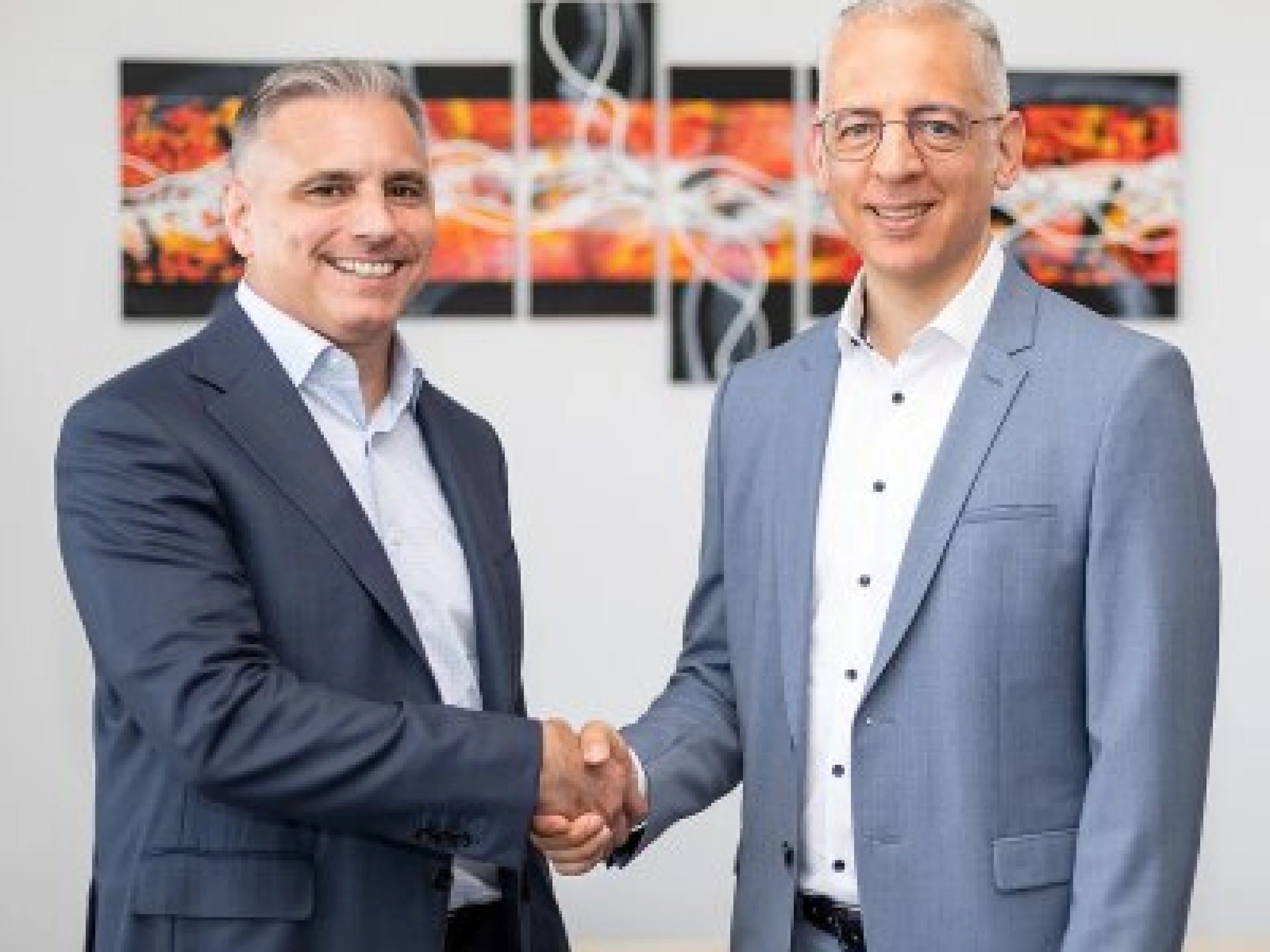 Geschäftsführer Roland Schreiner (rechts) freut sich darüber, Brian Zumbolo als neuen President der Schreiner Group LP in den USA willkommen zu heißen